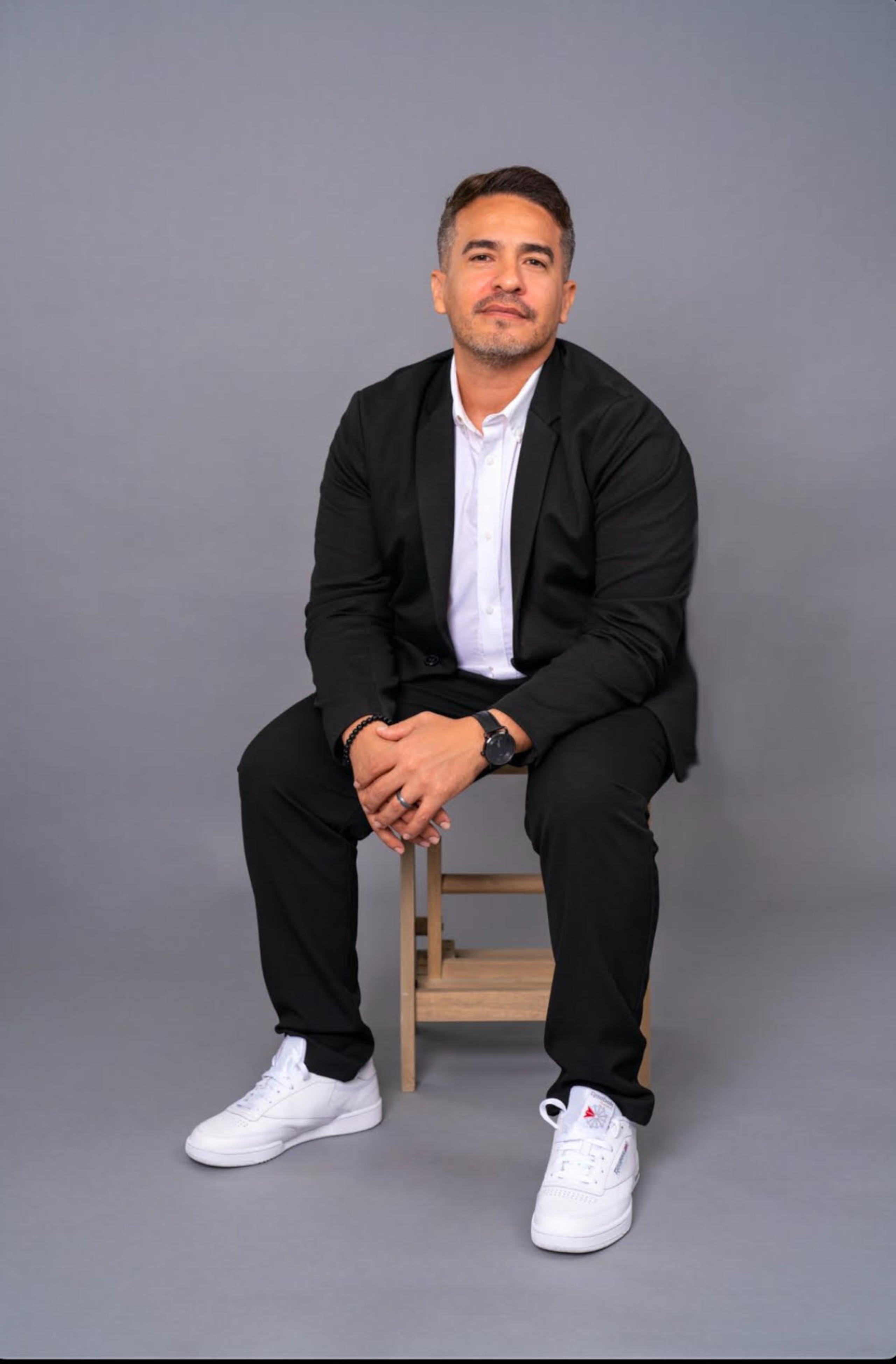 Yavier Hidalgo asegura que trabajó un espacio crear un espacio donde cada pieza pueda resonar individualmente y ayude al espectador a conectar directamente con las emociones y sus significados escondidos.
