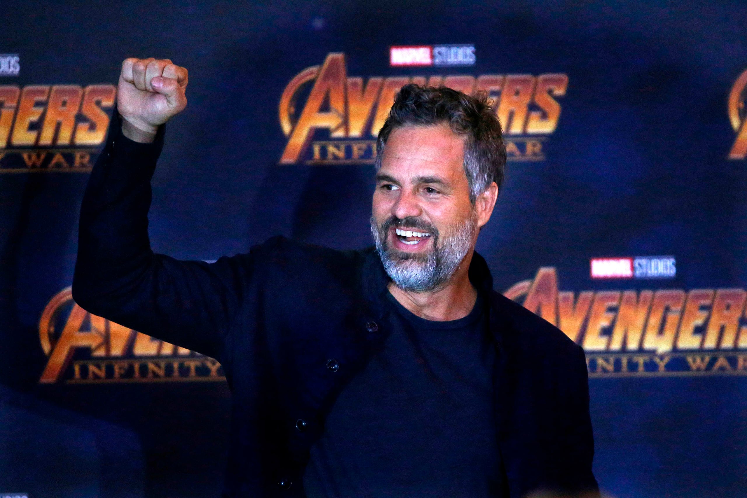 Mark Ruffalo levanta la mano durante una conferencia de prensa para promover la película de Marvel "Avengers: Infinity War", en la Ciudad de México. (AP)