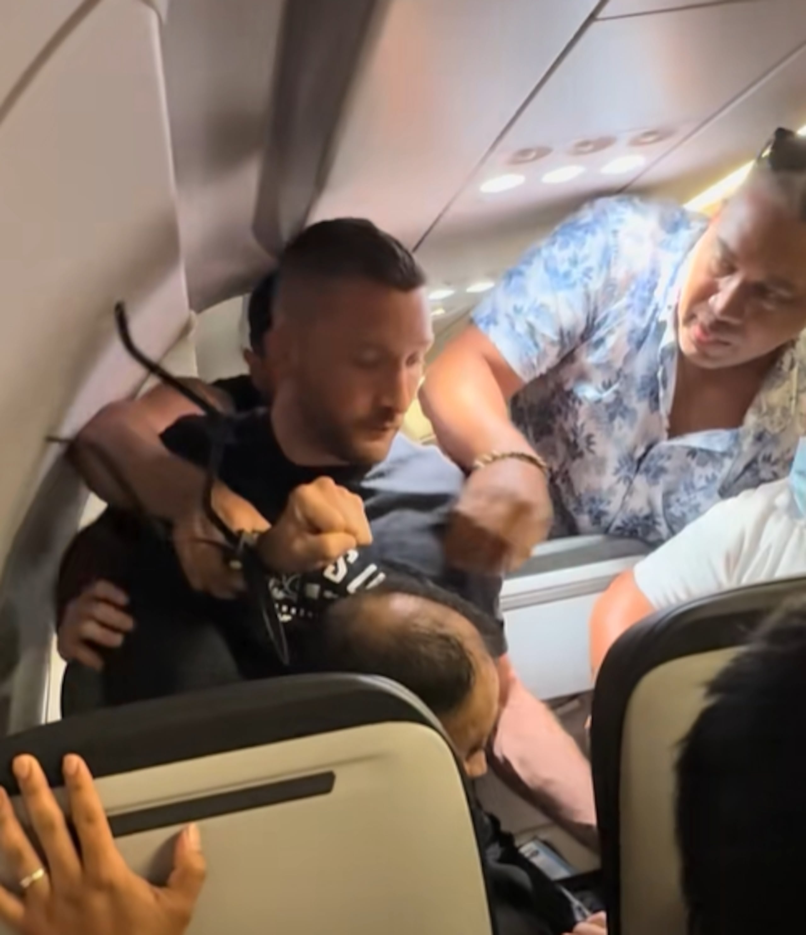 Josh Longood, quien es expeleador de artes marciales mixtas y cinturón negro de jiu-jitsu brasileño, logró controlar al pasajero hasta que el avión aterrizó de emergencia en Miami.