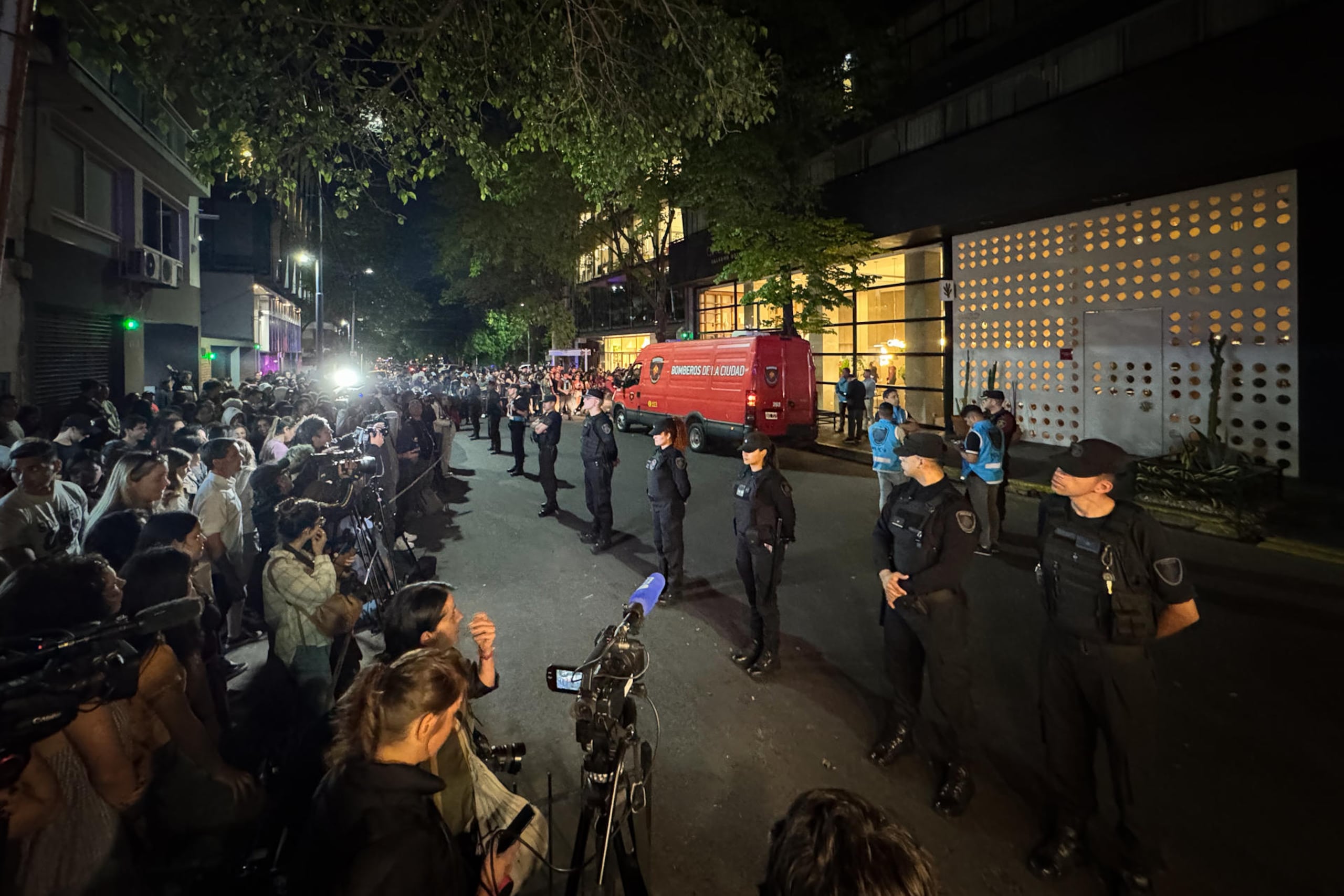 AME8069. BUENOS AIRES (ARGENTINA), 16/10/2024.- Miembros de la Policía de Argentina custodian un hotel en Palermo este miércoles, en Buenos Aires (Argentina). Liam Payne, exintegrante de la banda británica One Direction, murió este miércoles en Buenos Aires al caer desde el tercer piso de un hotel, según confirmaron fuentes oficiales, que informaron a EFE que el artista se habría "arrojado del balcón de su habitación". EFE/ Juan Ignacio Roncoroni