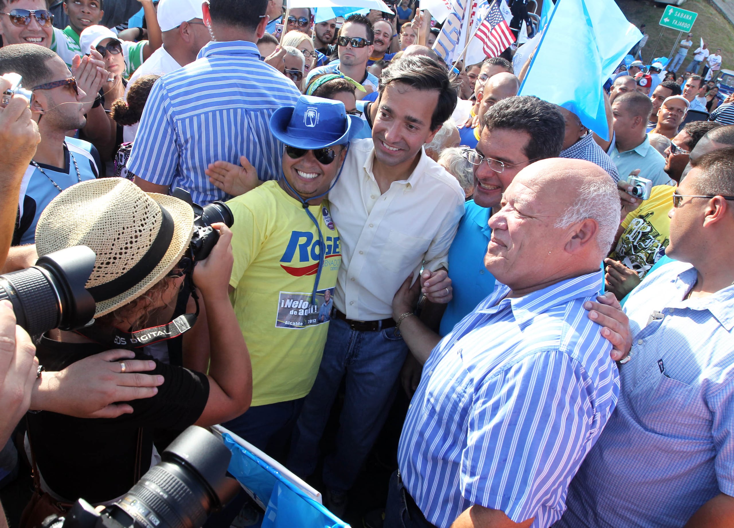 El 7 de octubre de 2012, durante una caravana del PNP a su llegada al pueblo de Luquillo, el gobernador Luis Fortuño, el comisionado residente Pedro Pierluisi y el alcalde José “Nelo” González se tomaron fotos con sus seguidores.