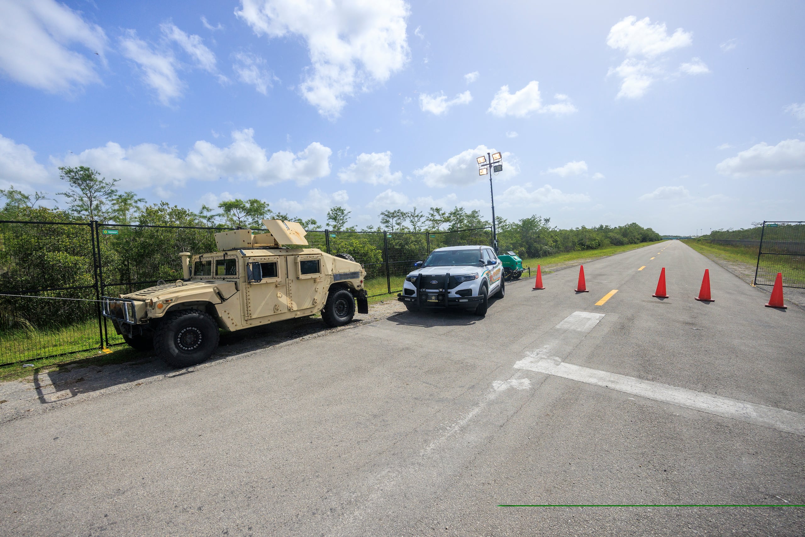 Oficiales de policía en la entrada del centro de detención de migrantes Alligator Alcatraz. (EFE/CRISTOBAL HERRERA-ULASHKEVICH/ARCHIVO)
