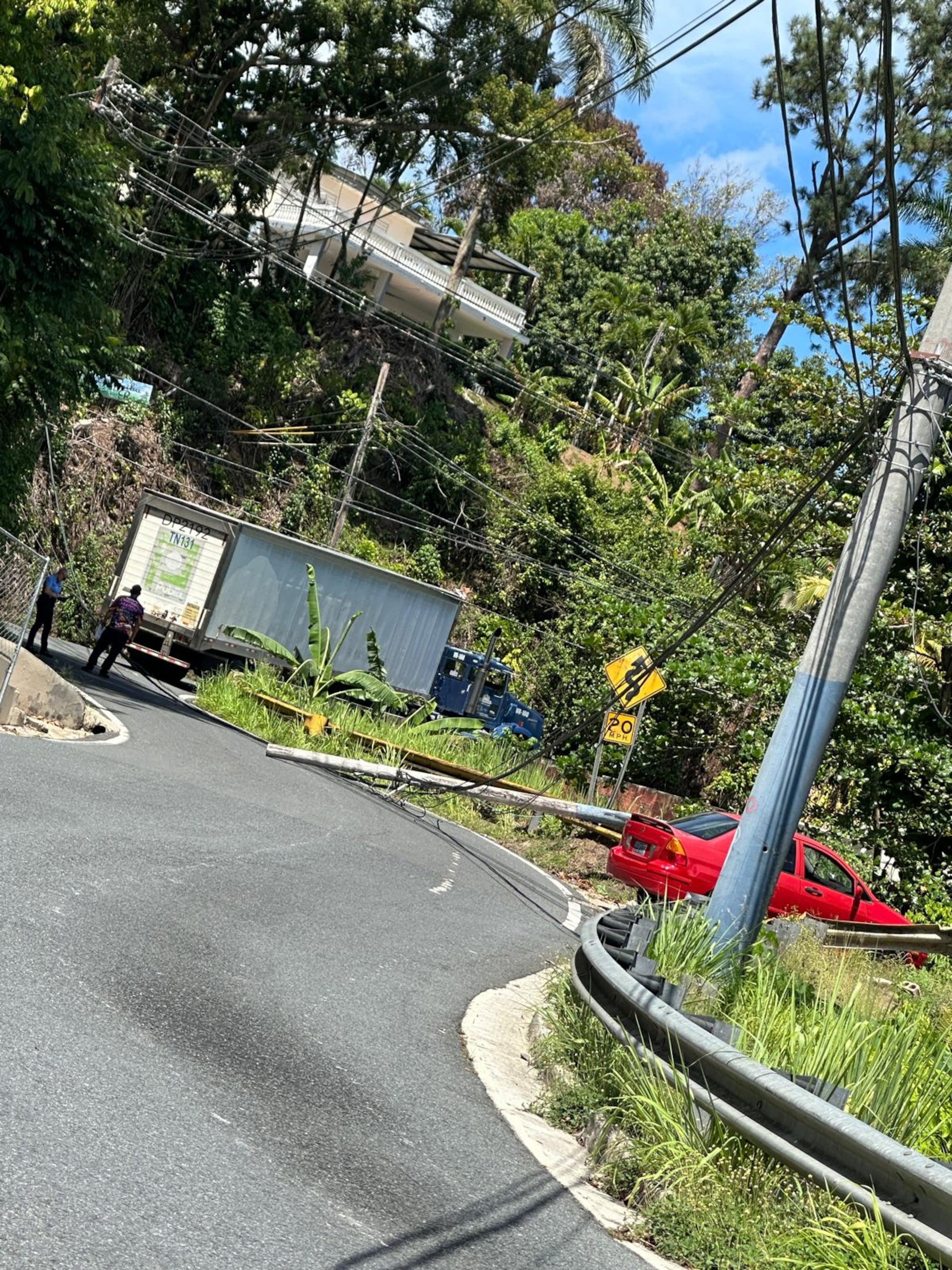 Un camión derribó dos postes y sus cables en el kilómetro 14.5 de la carretera PR-149, en el barrio Jaguas de Ciales.