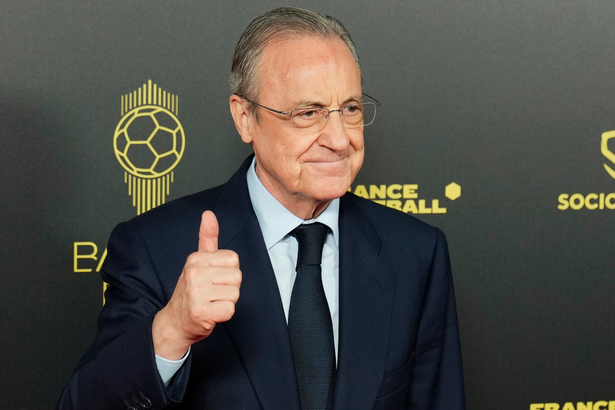 El presidente del Real Madrid, Florentino Pérez, posa para fotos previo a la 66ta ceremonia del Balón de Oro, el 17 de octubre de 2022, en París.