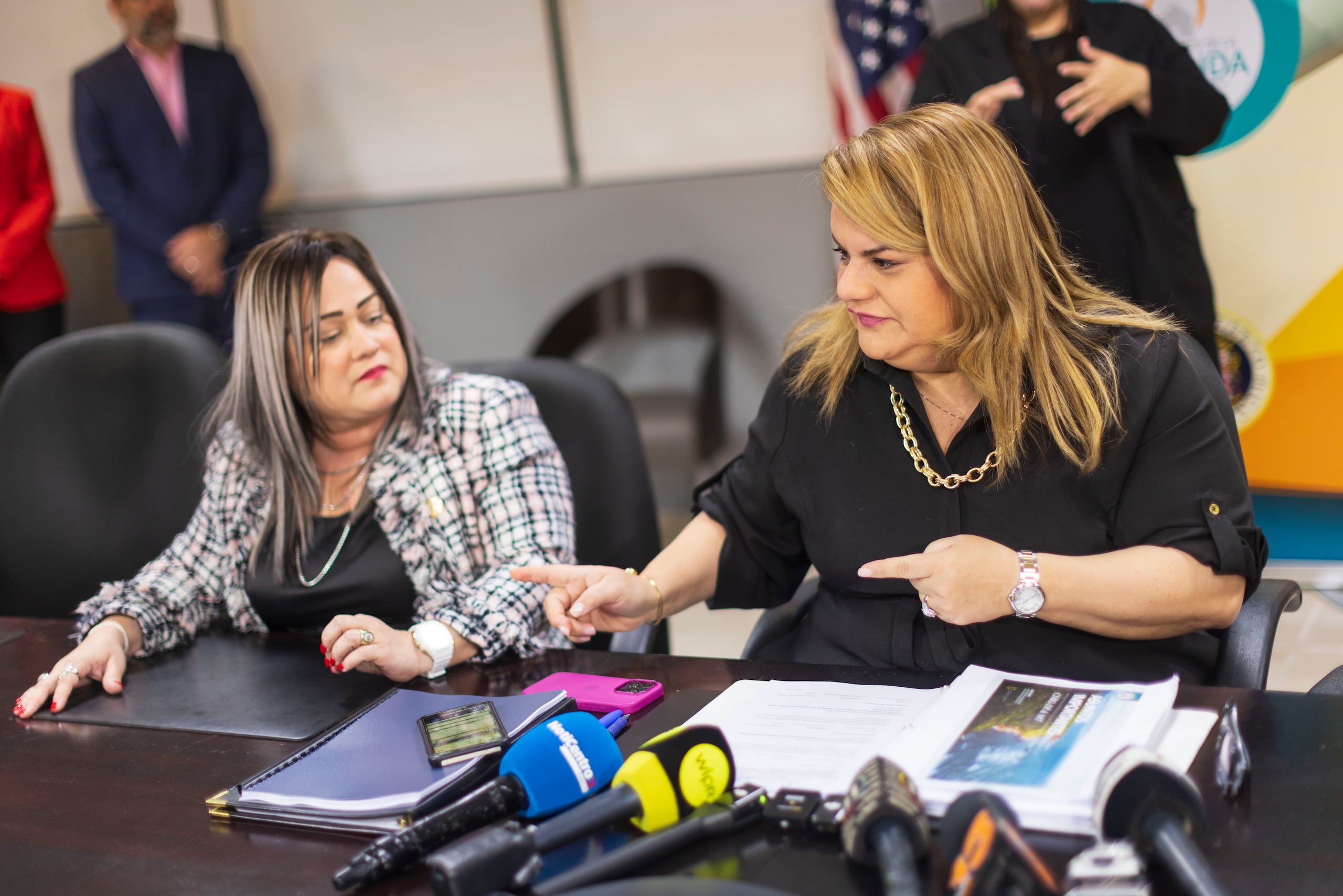 Jenniffer Gonzalez llegó al Departamento de la Vivienda para evaluar el proceso de la reconstrucción. Le acompaña la designada secretaria de Vivienda, Cary Pérez Peña.