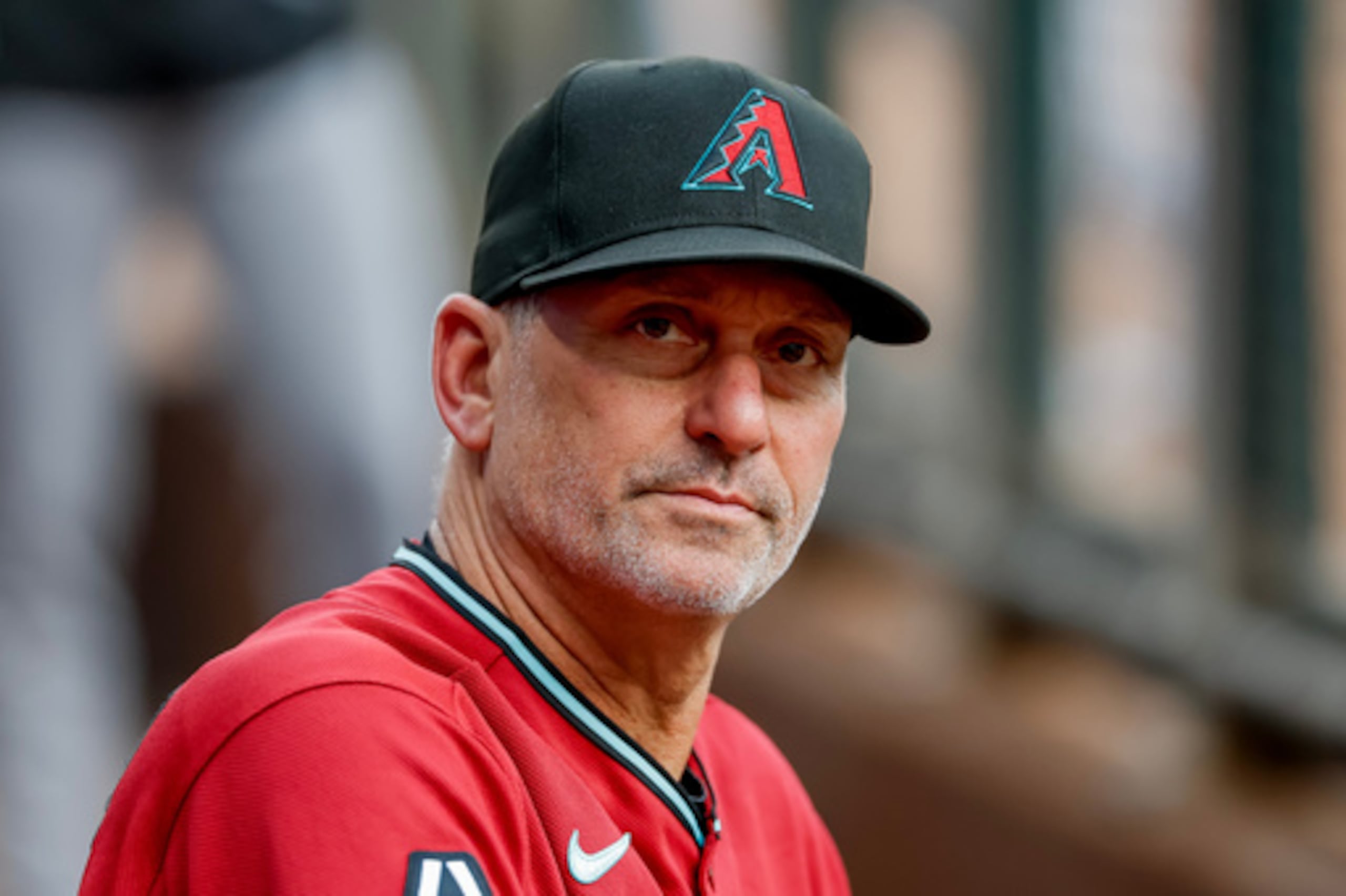 El entrenador de los Arizona Diamondbacks, Torey Lovullo, en el banquillo antes del primer lanzamiento de un partido de béisbol contra los Atlanta Braves, el sábado 15 de agosto de 2026, en Atlanta. (Foto AP/Erik S. Lesser)