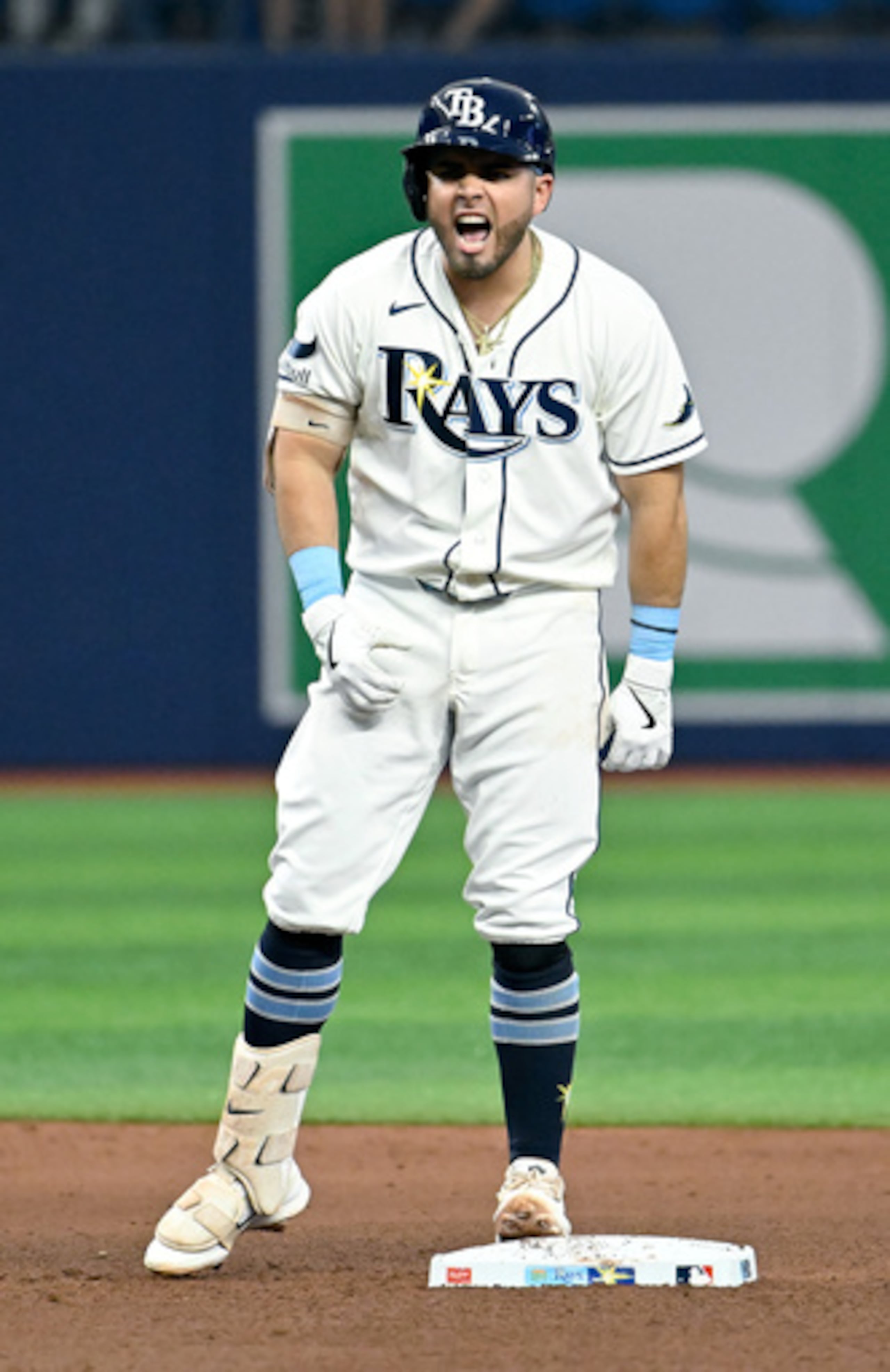 Jonathan Aranda, de los Tampa Bay Rays, celebra tras batear un doble impulsor durante la quinta entrada del partido de béisbol de las Grandes Ligas contra los New York Yankees, el miércoles 8 de julio de 2026, en San Petersburgo, Florida. (Foto AP/Jason Behnken)