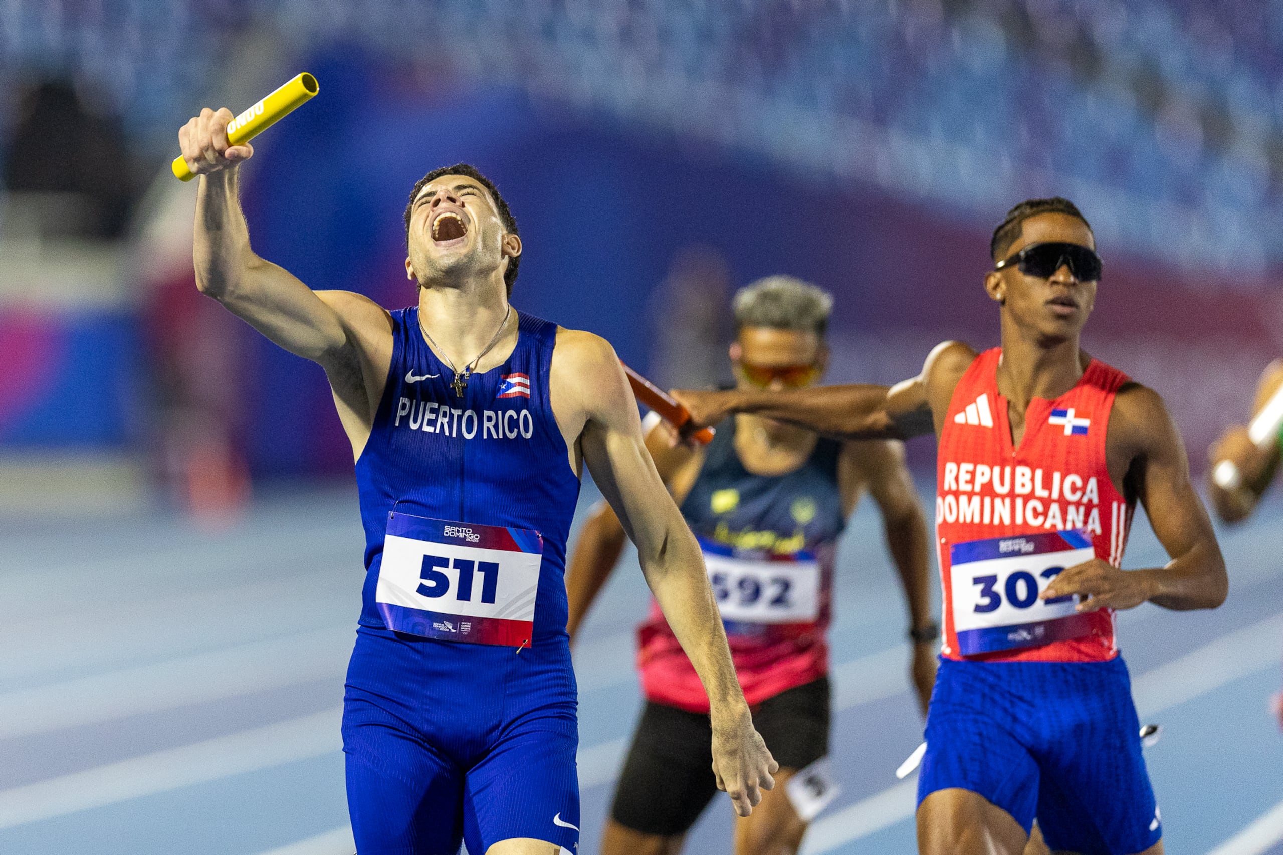 Jarell Cruz (511) llega a la meta para darle a Puerto Rico la medalla de oro en el relevo 4x4 masculino de los Juegos Centroamericanos y del Caribe 2026.