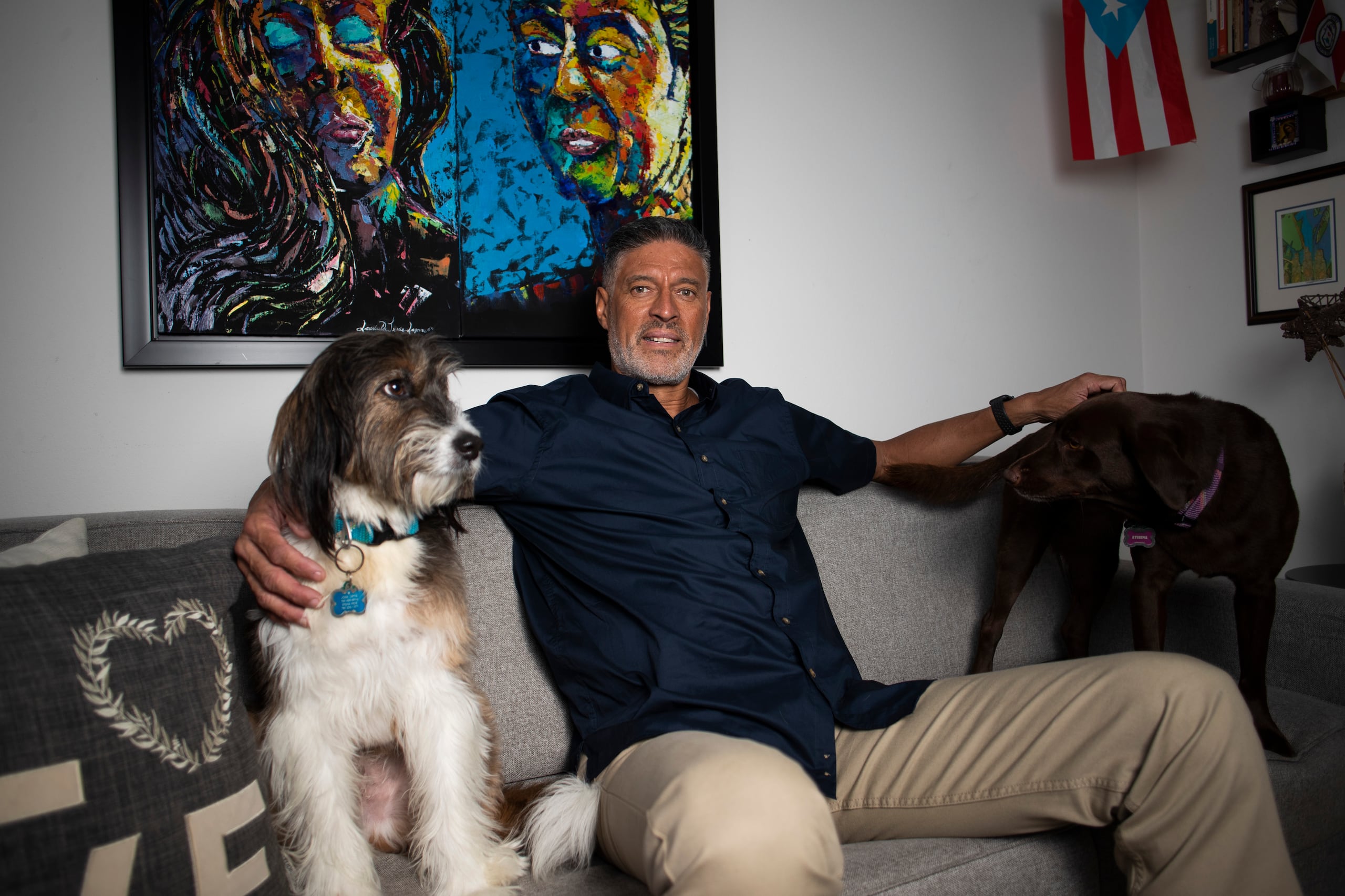 Piculín Ortiz aparece aquí en una foto en su residencia tomada por El Nuevo Día en octubre del 2023 por motivo de la celebración de su cumpleaños número 60.