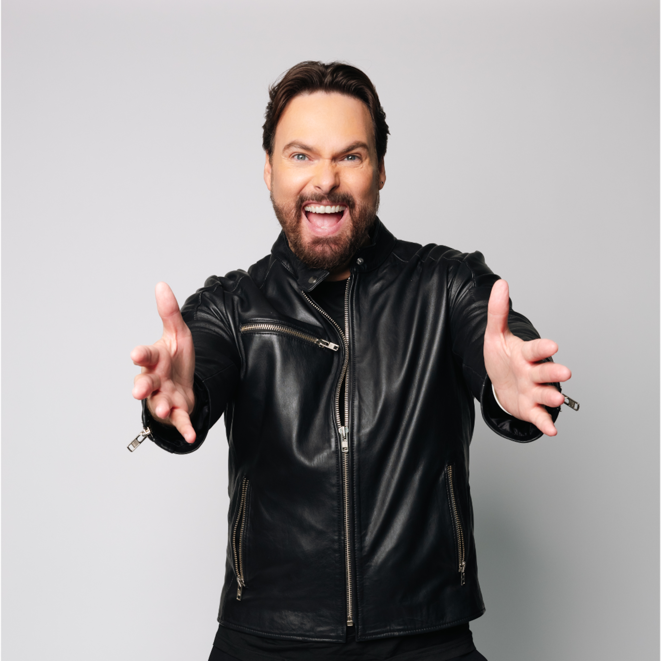 George Harris ha cautivado audiencias masivas en todo el mundo de habla hispana.