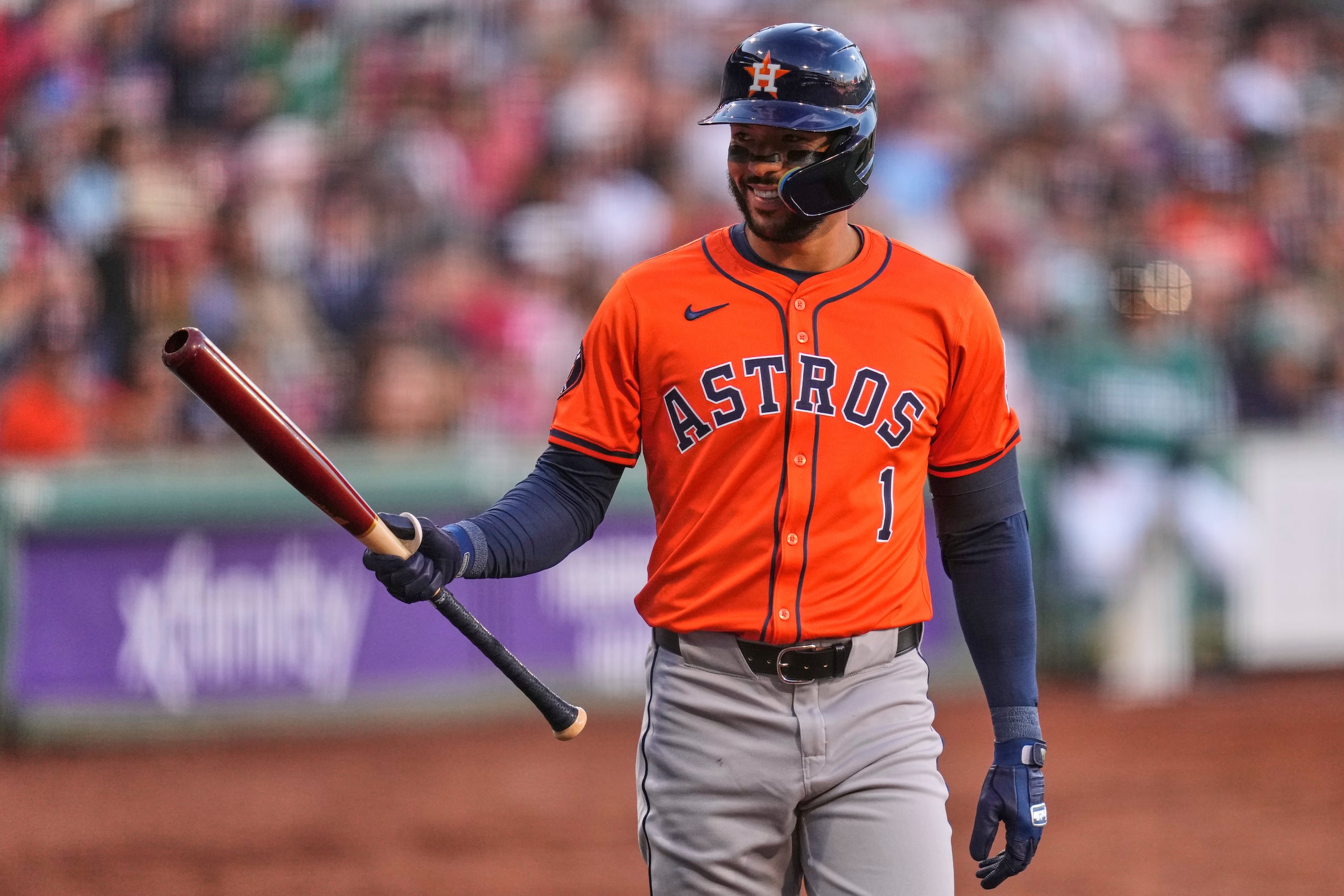 Carlos Correa sonriente con el uniforme de los Astros.