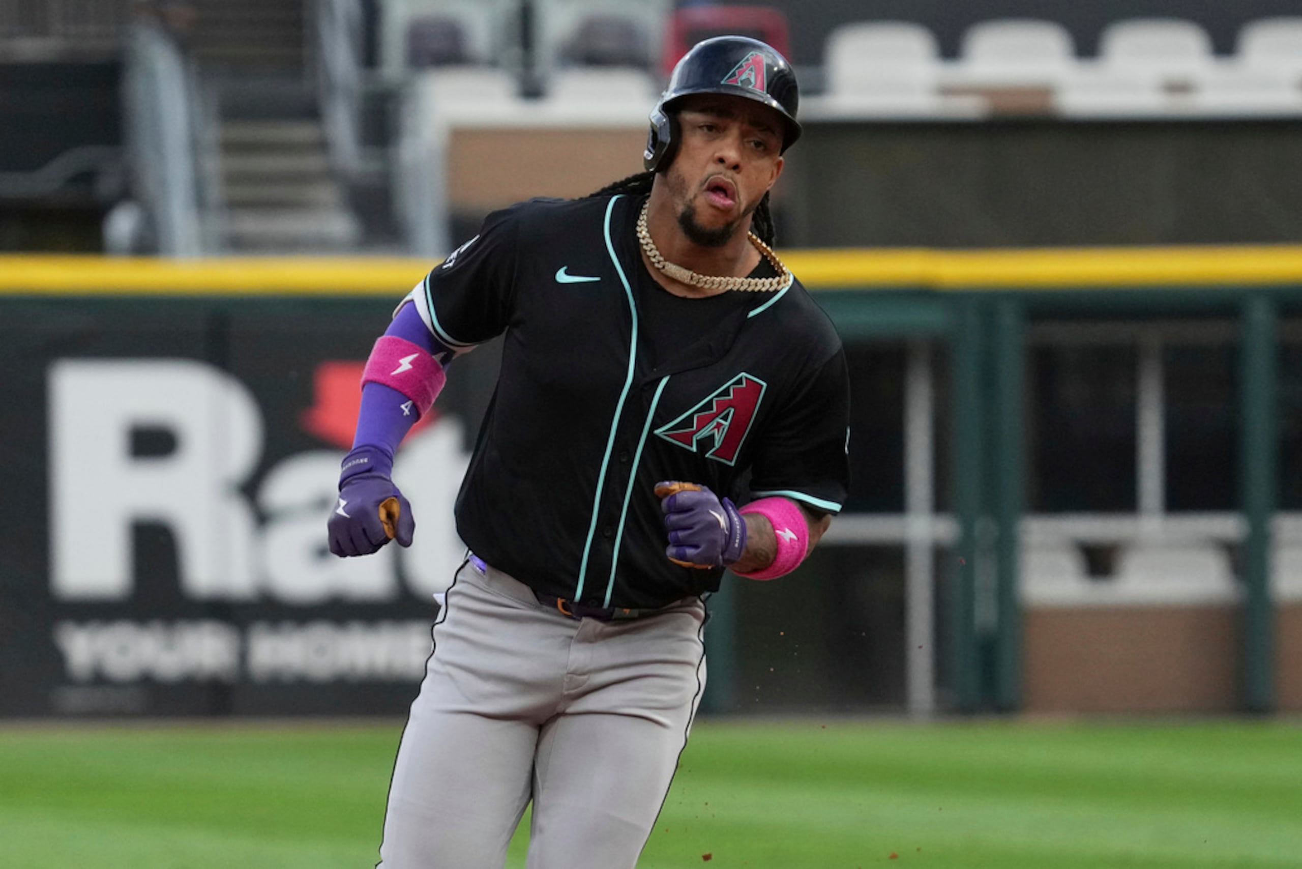Ketel Marte, de los Arizona Diamondbacks, recorre las bases tras conectar un jonrón solitario durante la primera entrada de un juego de béisbol contra los Chicago White Sox, el martes 24 de junio de 2025, en Chicago.