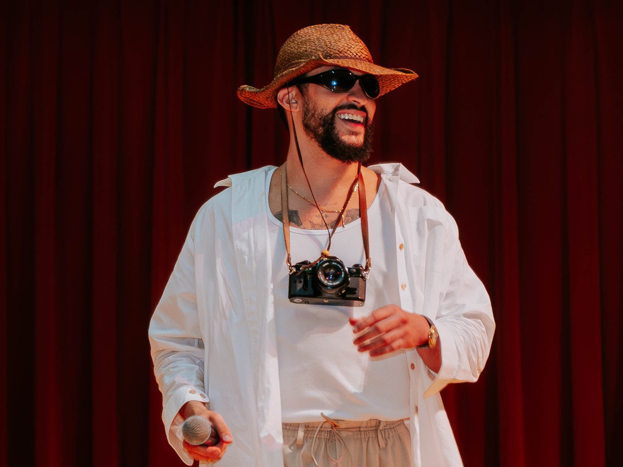 “El 5 de noviembre, ¡barremos! ¡Para que Benito _ame!”, leen las vallas publicitarias con las que el legislador Thomas Rivera Schatz respondió a Bad Bunny.