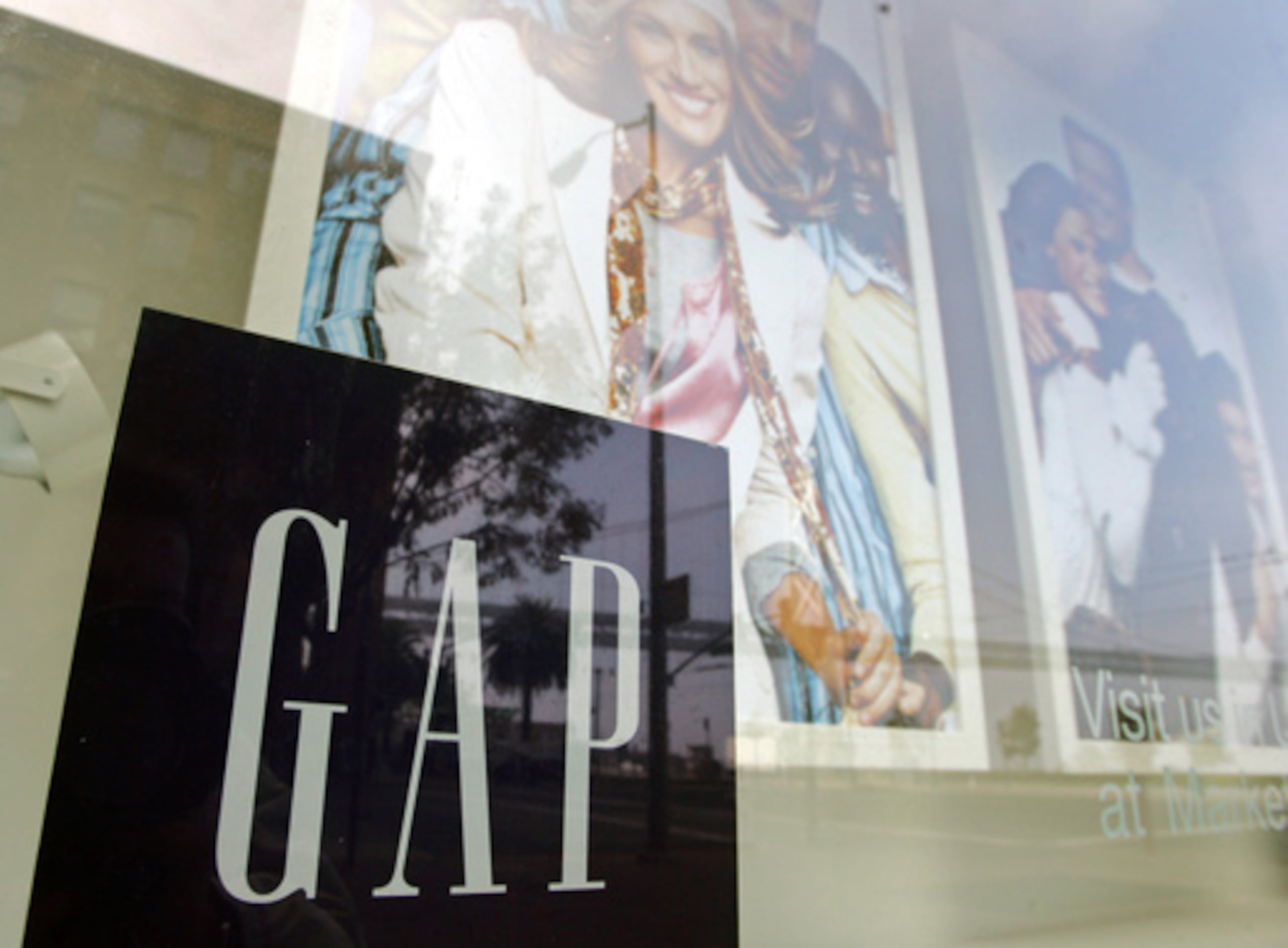 Un escaparate muestra los estilos de ropa actuales en la sede de Gap en San Francisco, el jueves 18 de noviembre de 2004. (AP Photo/Eric Risberg,Archivo)