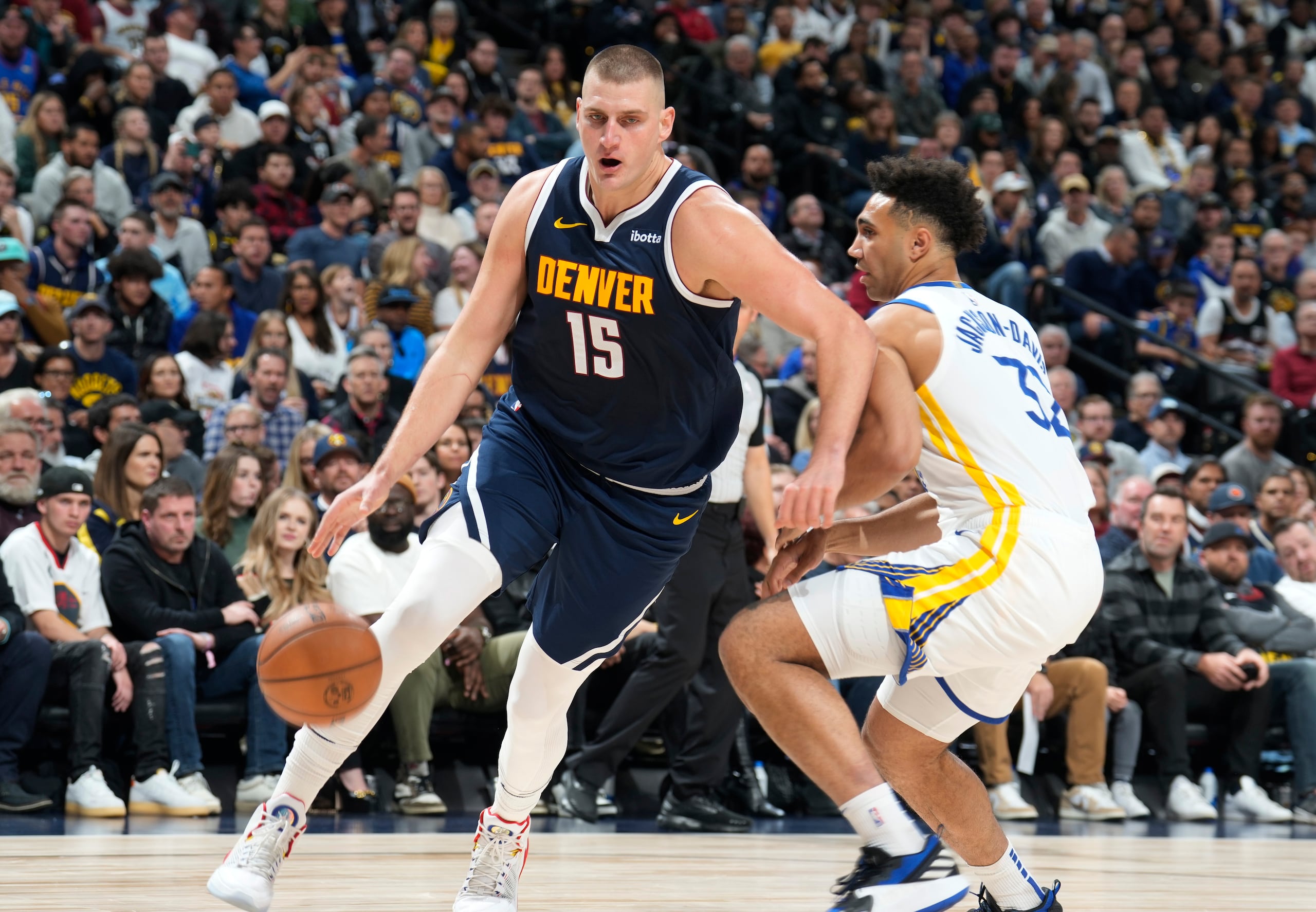 El serbio Nikola Jokic, de los Nuggets de Denver, elude a Trayce Jackson-Davis, alero de los Warriors de Golden State, en el encuentro del miércoles 8 de noviembre de 2023.