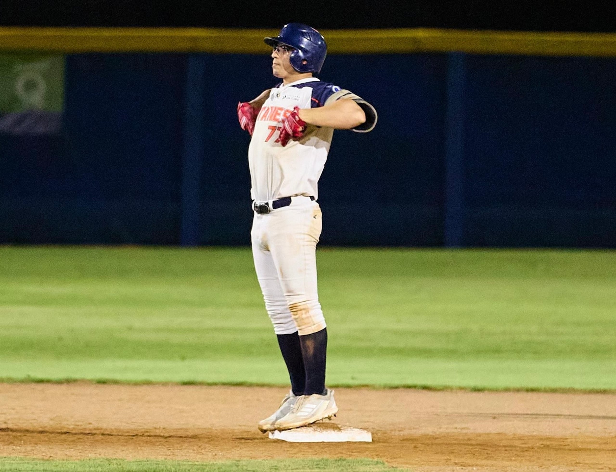 Juan Carlos Martínez, de los Titanes de Florida batea para .800 tras dos partidos jugados en la Final.