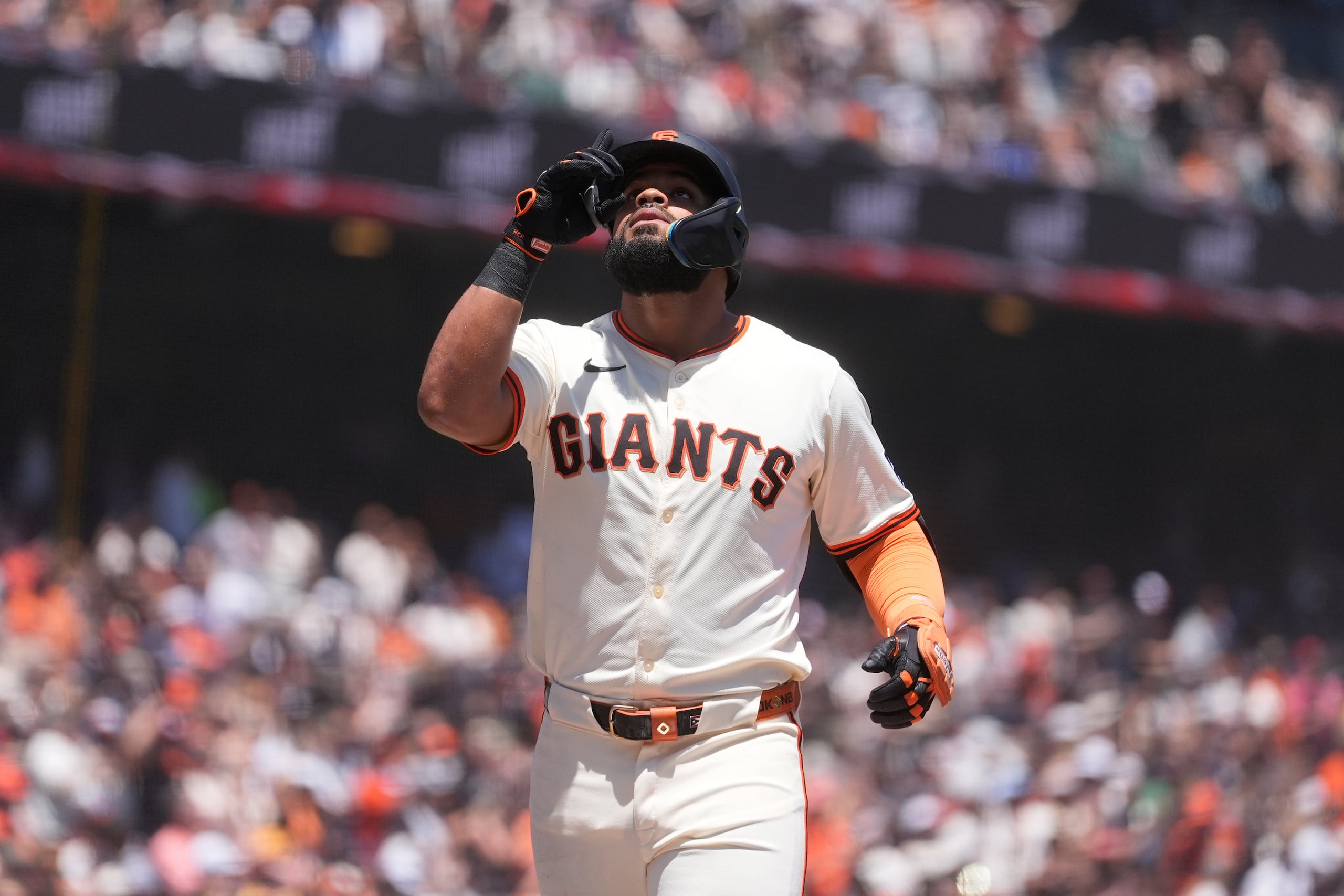 Heliot Ramos celebra luego de conectar un imparable.