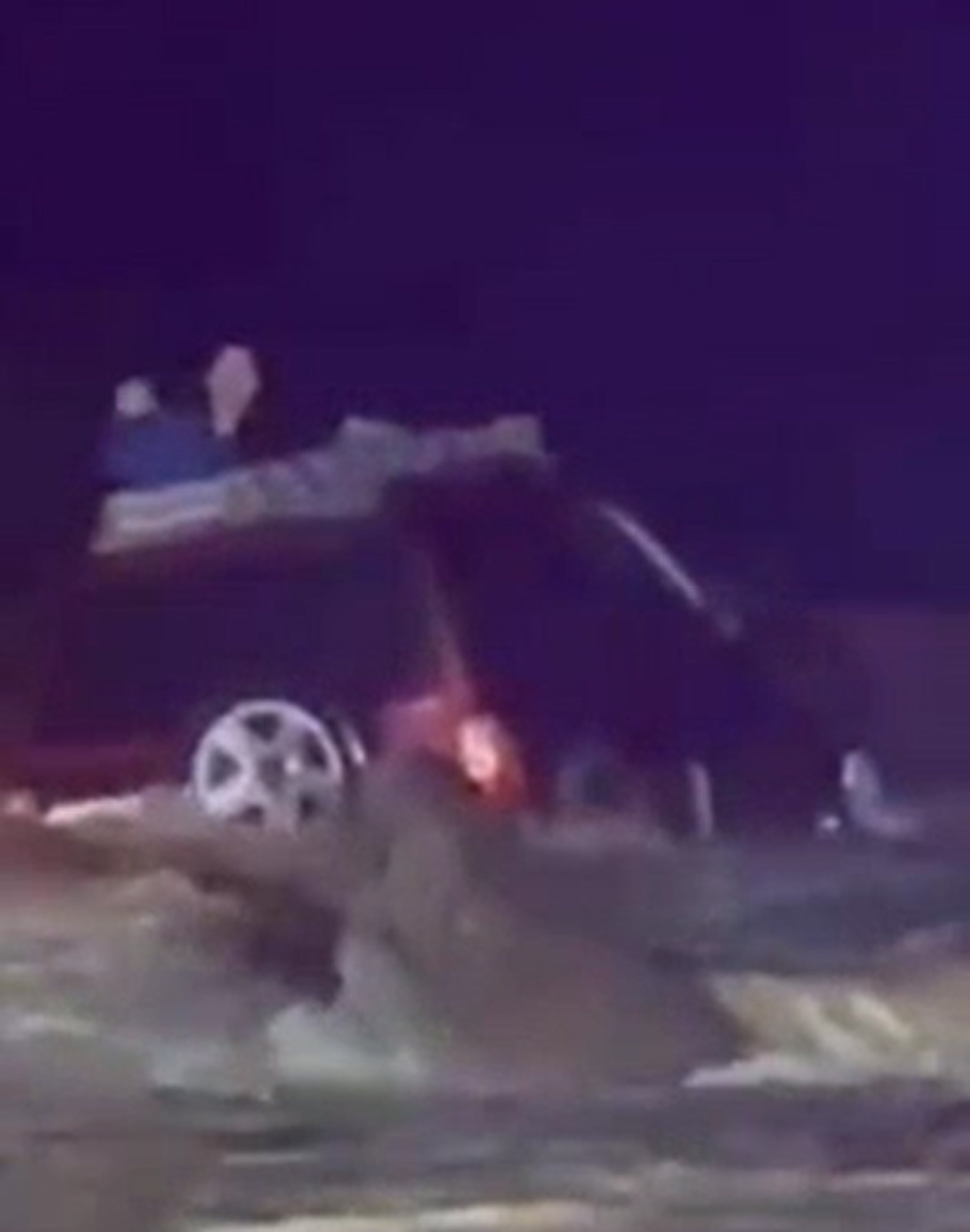Al llegar al lugar, las autoridades encontraron al conductor refugiado en la capota del vehículo.