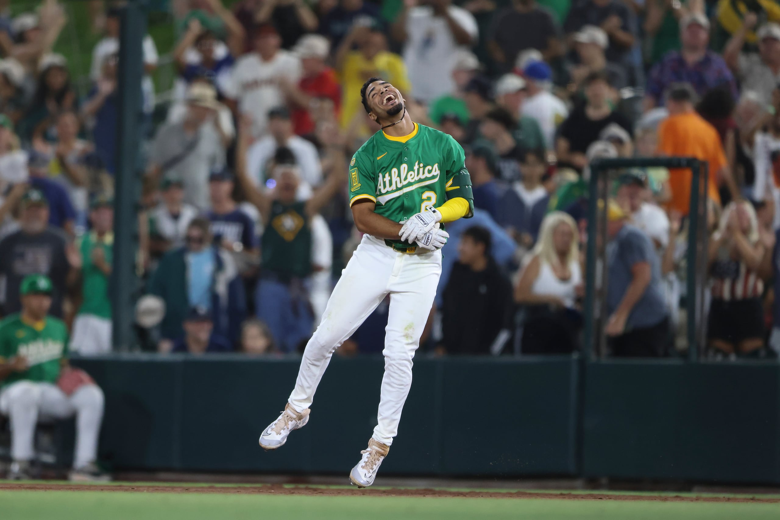 El boricua Darell Hernaiz, de los Athletics, festeja tras recibir un boleto que significó la victoria sobre los Tigers de Detroit.
