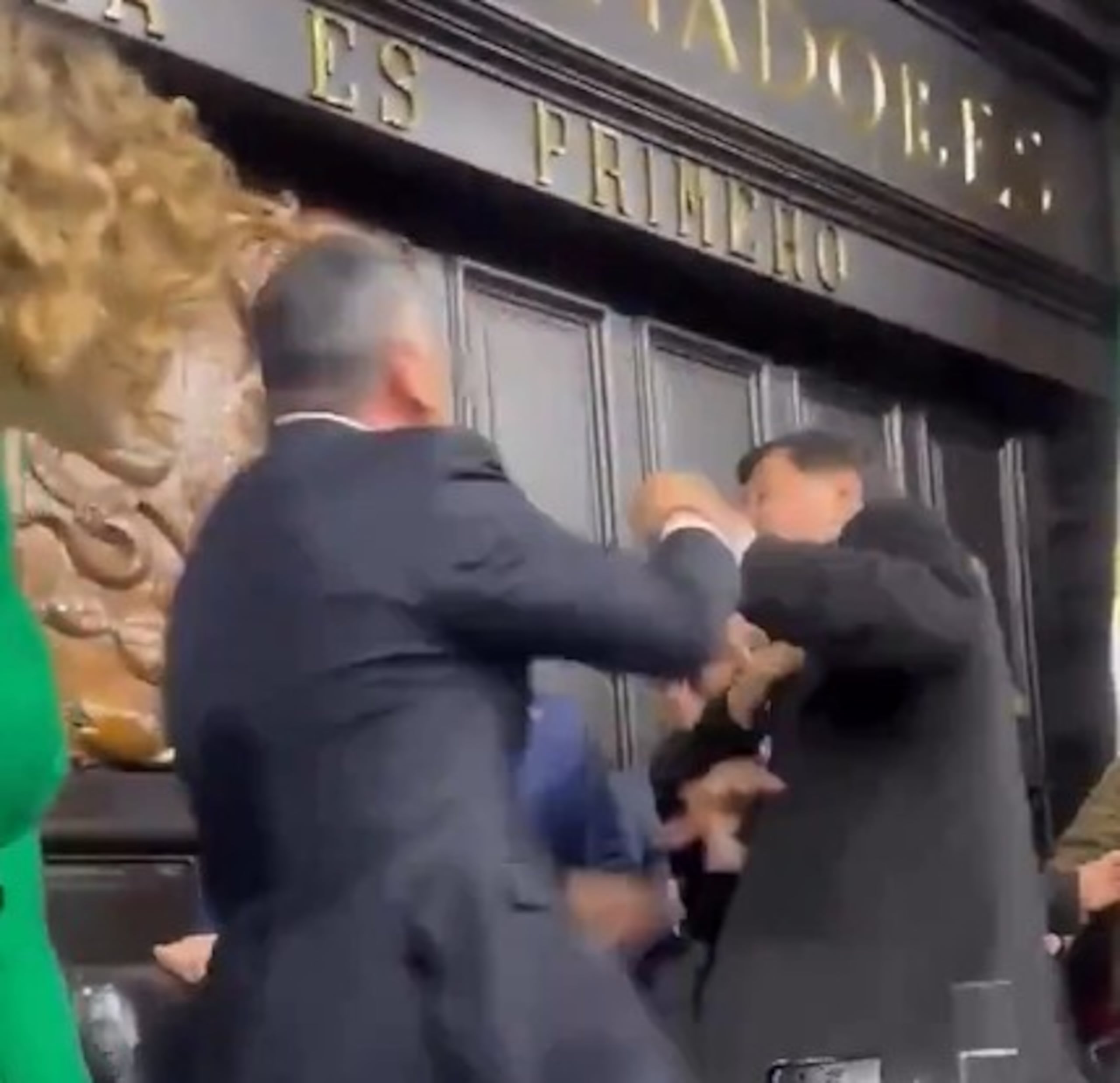 Alejandro Moreno reclamó airadamente a Noroña y ambos forcejearon, tras lo que empujó al presidente del Senado y luego le tiró un manotazo al cuello.