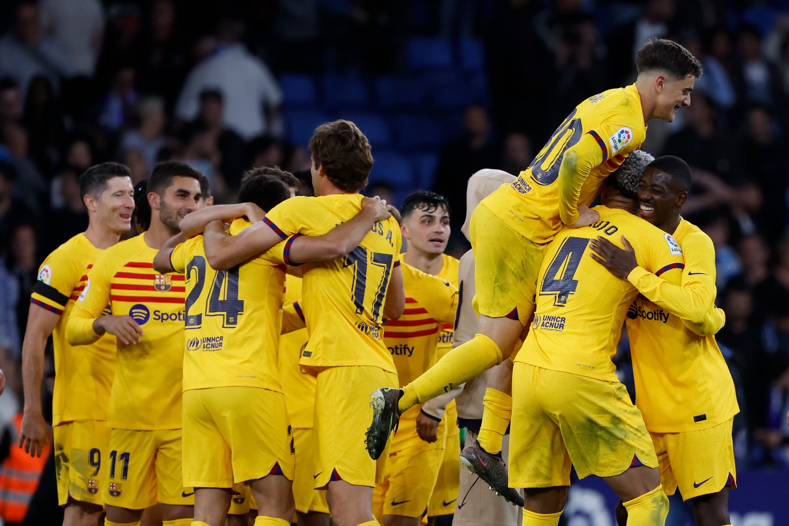 Los jugadores del Barcelona celebran tras coronarse campeones de la Liga española.