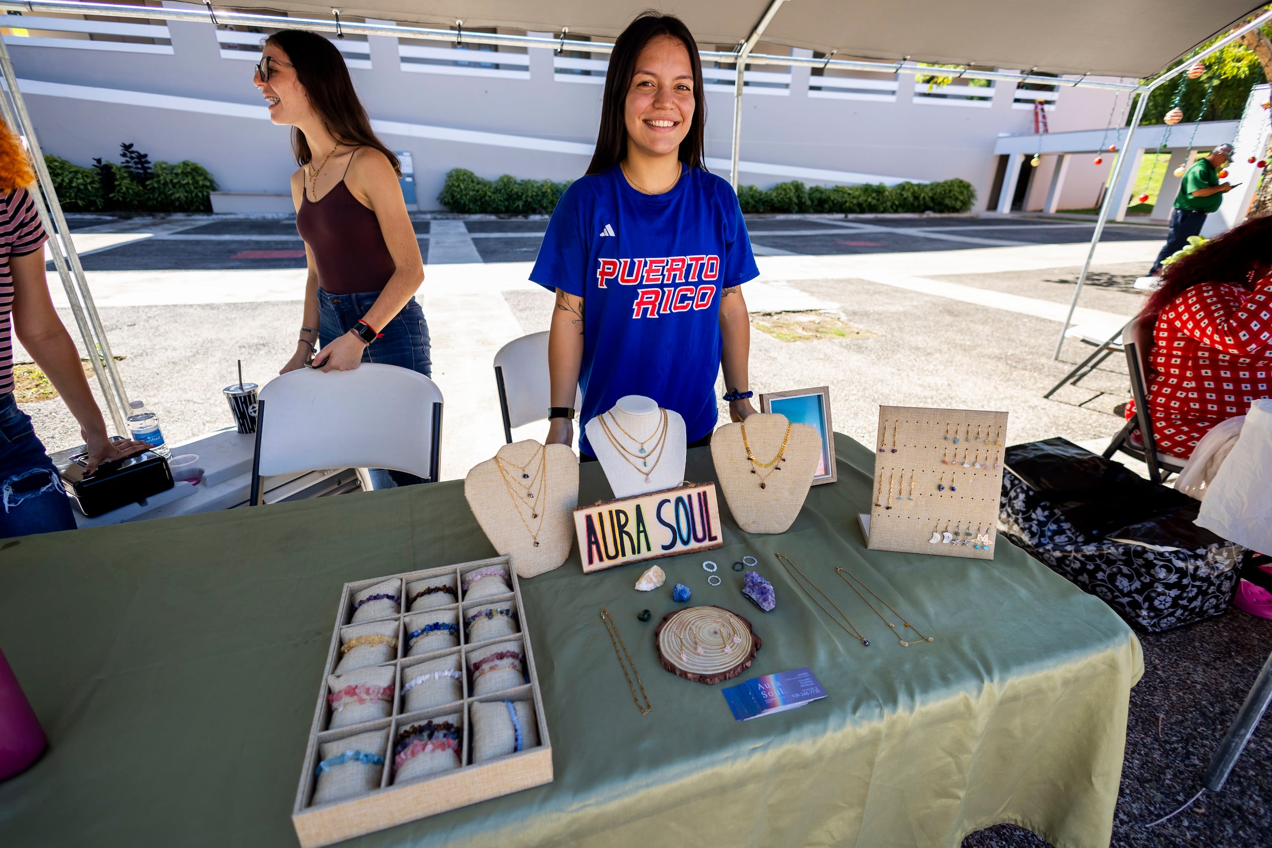 Janelis Ríos, estudiante de tecnología agrícola y quien confecciona prendas bajo la marca Aura Soul.