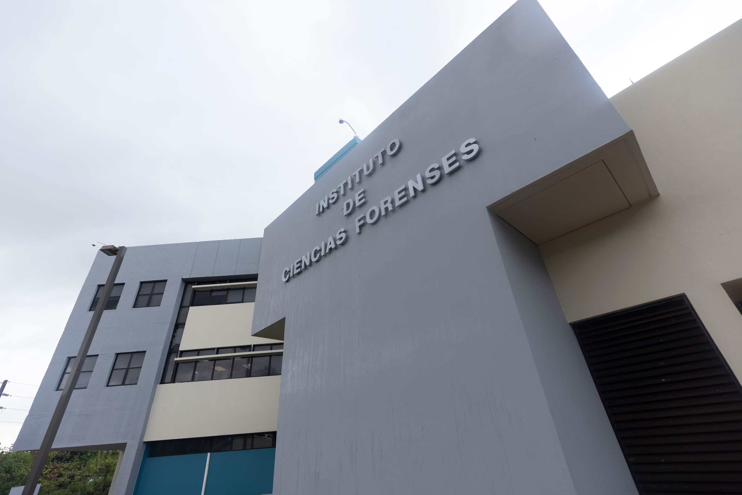 Junio 14 del 2022 — San Juan P.R. — La directora ejecutiva del Instituto de Ciencias Forenses, María Conte Miller realizó un recorrido con la prensa para mostrar la remodelada Sala de Autopsias. Además, habló del proceso.