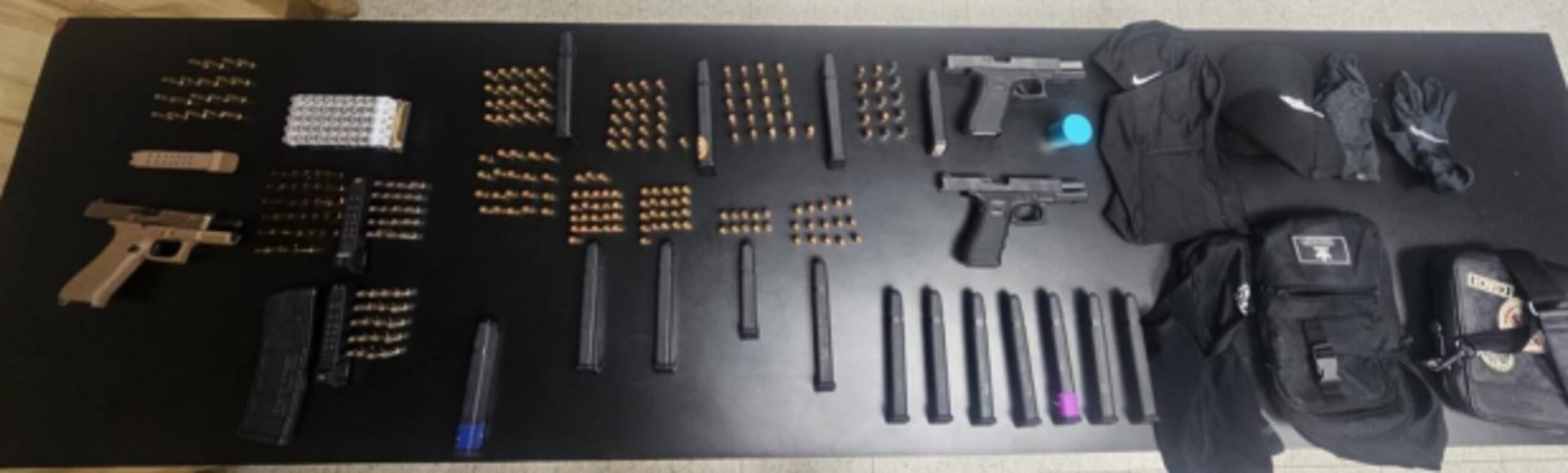 Agentes adscritos al Plan Preventivo de la Zona Turística de Isla Verde, acudieron a detener una pelea entre dos violentos bandos en los predios del negocio Hooties, ubicado en la Avenida Isla Verde y ocuparon armas de fuego en varios vehículos.