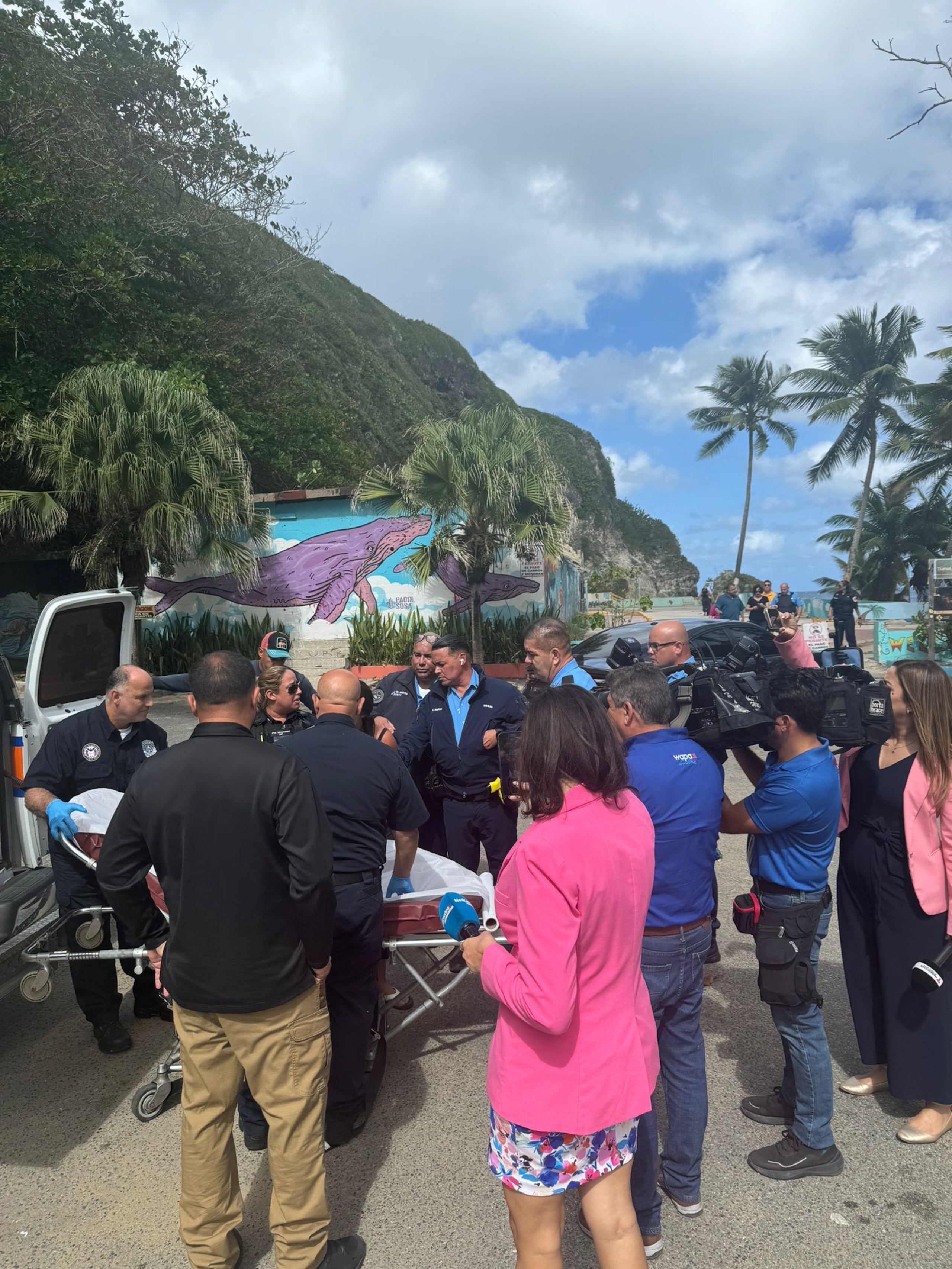 Momento en que una turista, que se hospedaba en el Hotel Guajataca, en Quebradilla, fue trasladada a un hospital a recibir tratamiento de salud mental compulsorio al amparo de la Ley 408 de Puerto Rico, tras varios altercados con la administración.