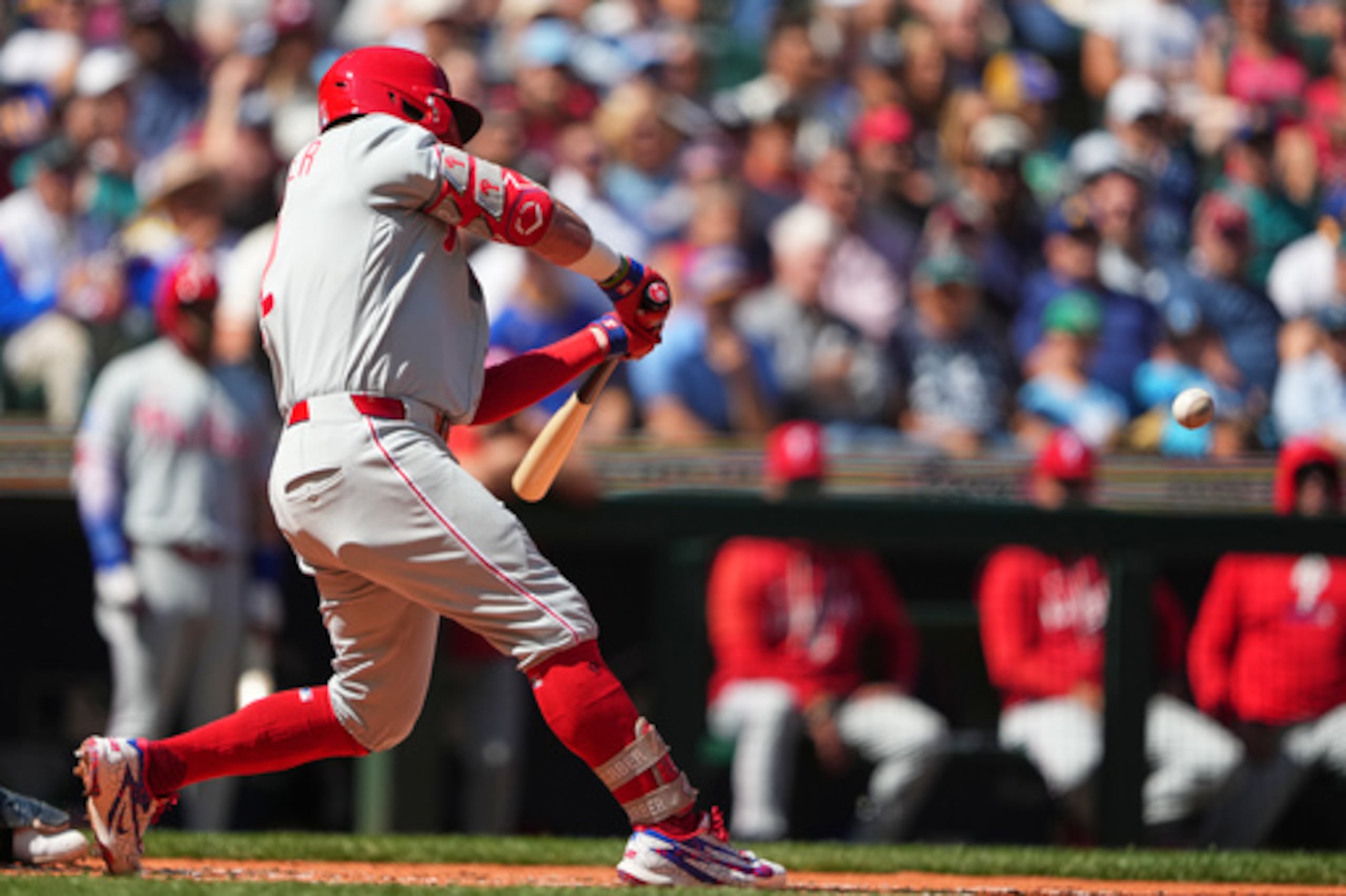 Kyle Schwarber, de los Phillies de Filadelfia, batea un jonrón de tres carreras contra el lanzador abridor de los Mariners de Seattle, Bryan Woo, durante la segunda entrada del partido.