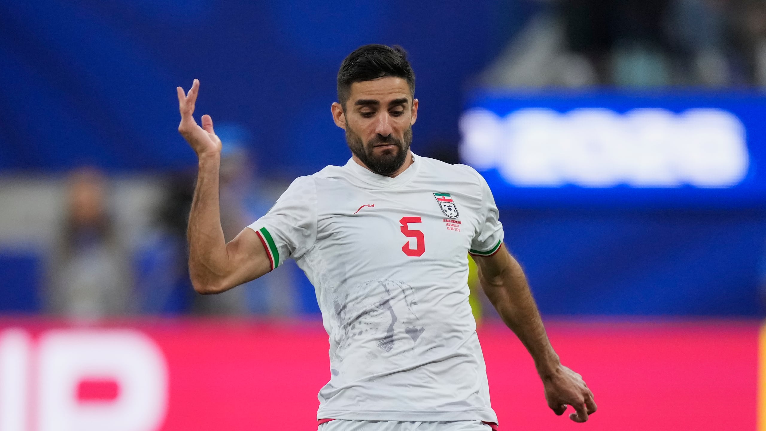 Milad Mohammadi, de Irán, controla el balón en un partido contra Nueva Zelanda en el Mundial.