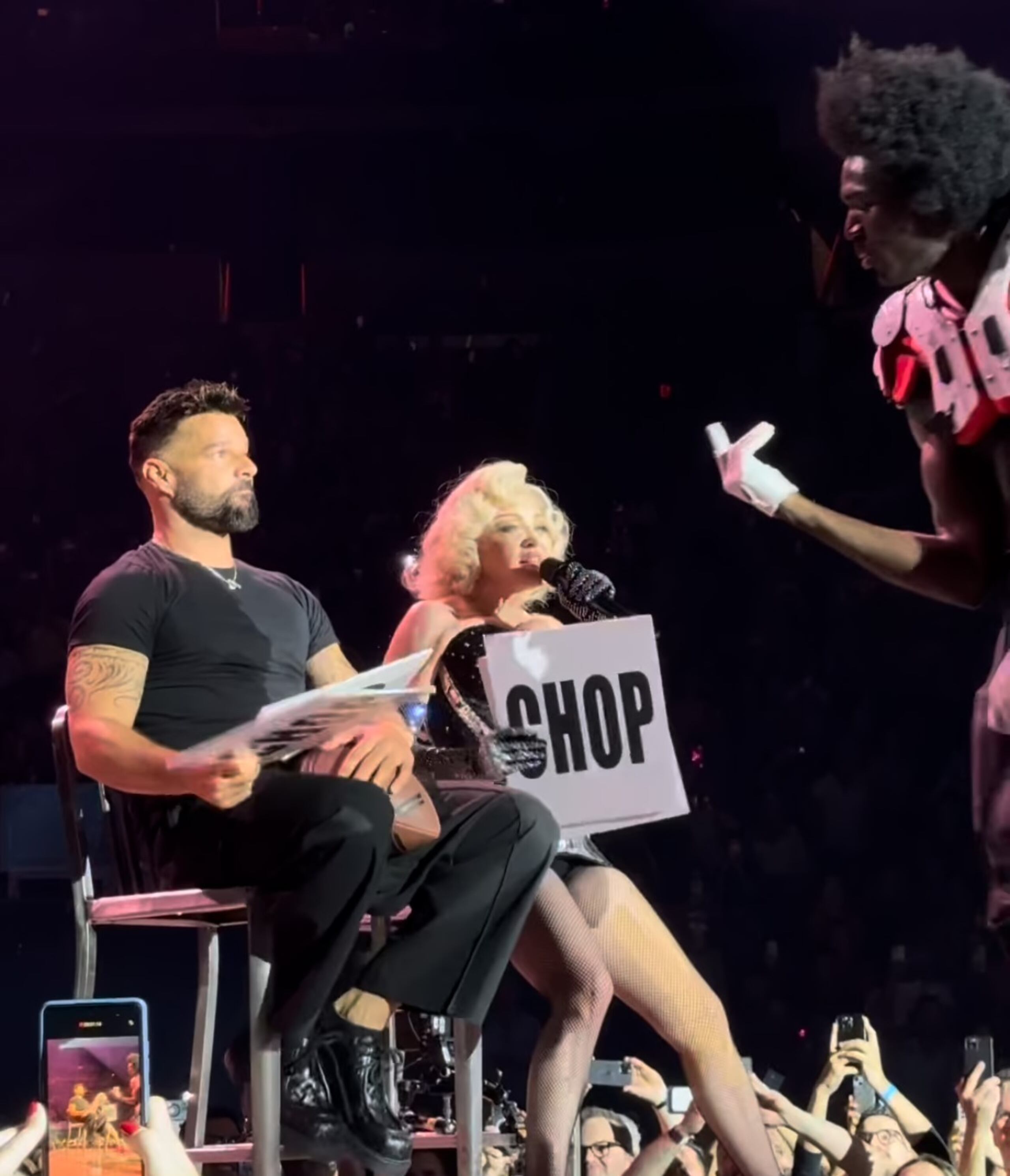 Ricky Martin se unió a Madonna en un atrevido juego durante uno de tres conciertos de la gira "Celebration" en Miami.