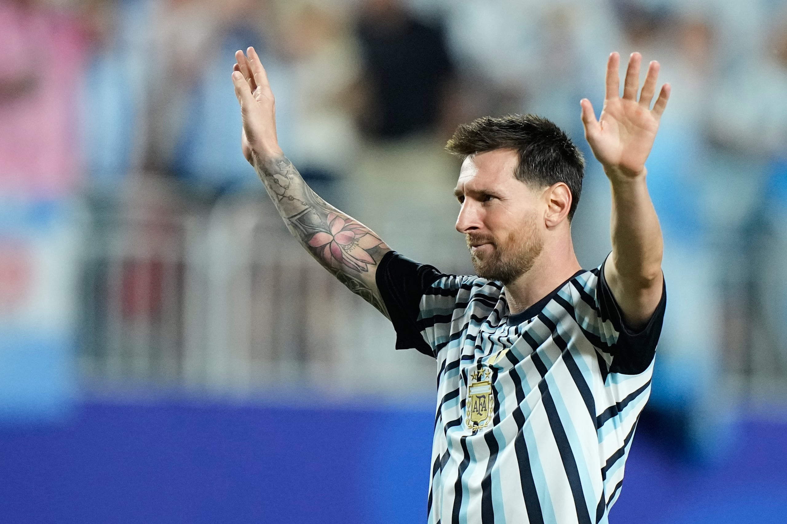 Lionel Messi saluda al público antes de iniciar el juego entre Argentina y Argelia en el Mundial.