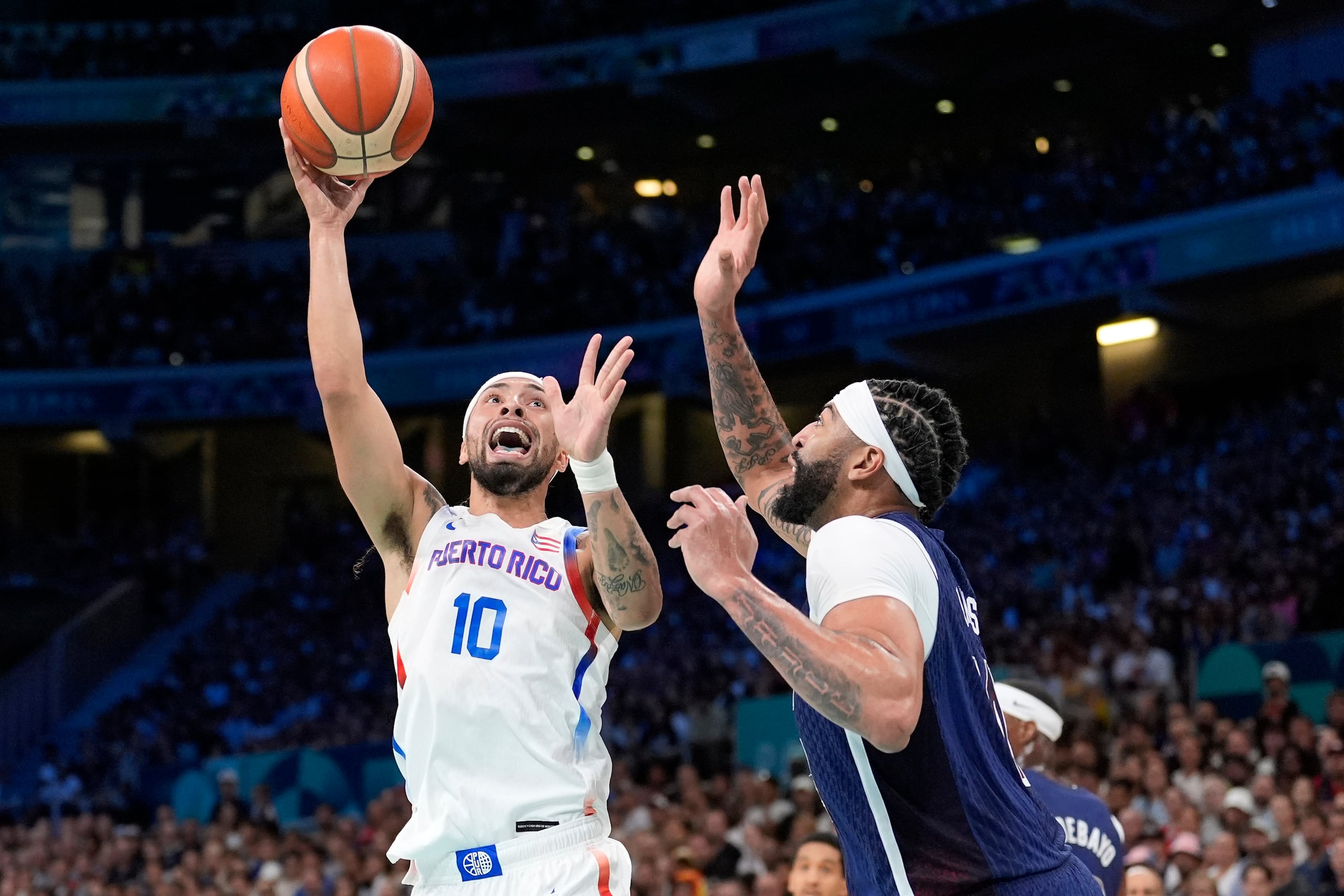 José Alvarado lanza al canasto frente a la defensa de Anthony Davis.
