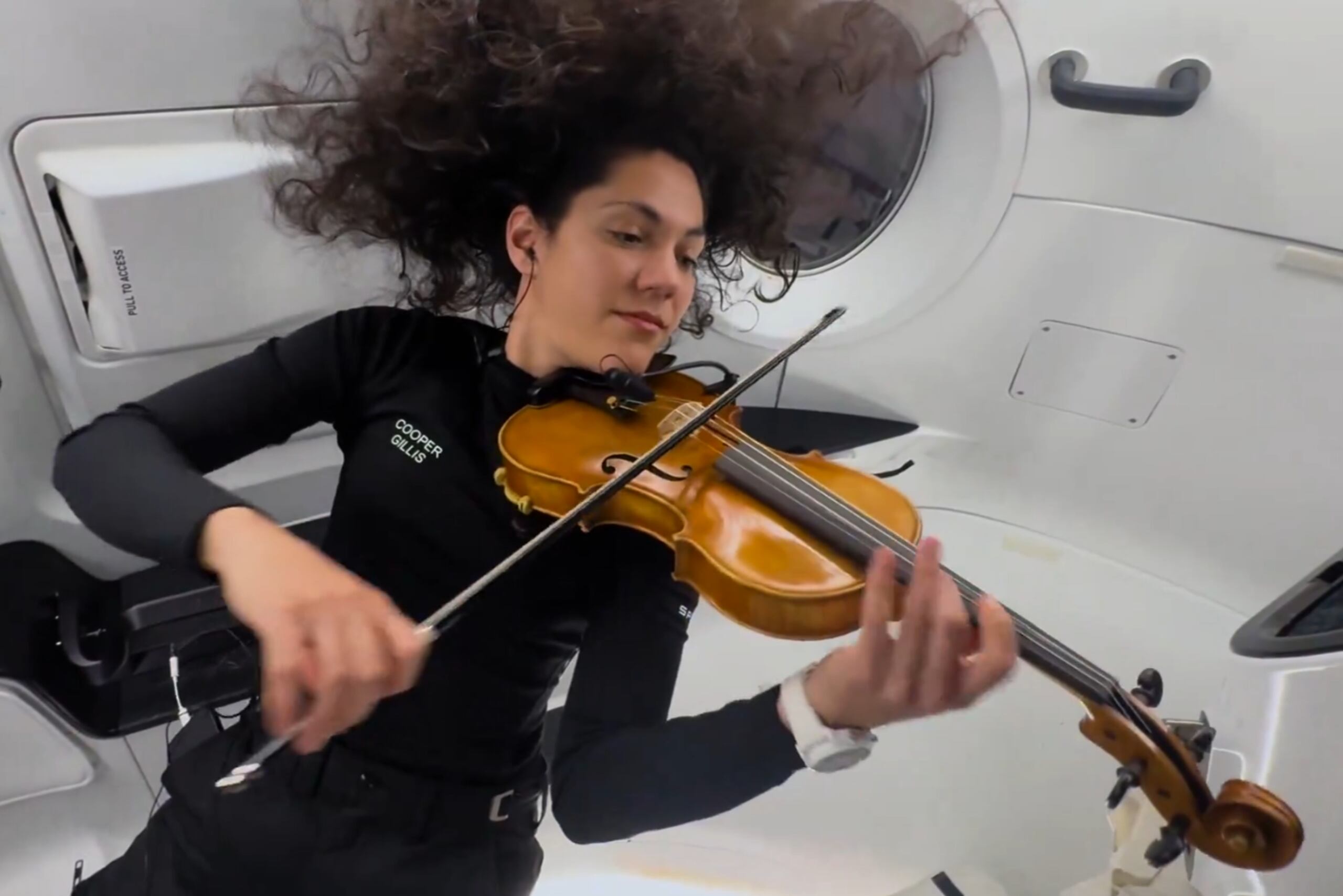Gillis, quien es responsable del entrenamiento de astronautas en SpaceX, cuenta con formación clásica de violinista.