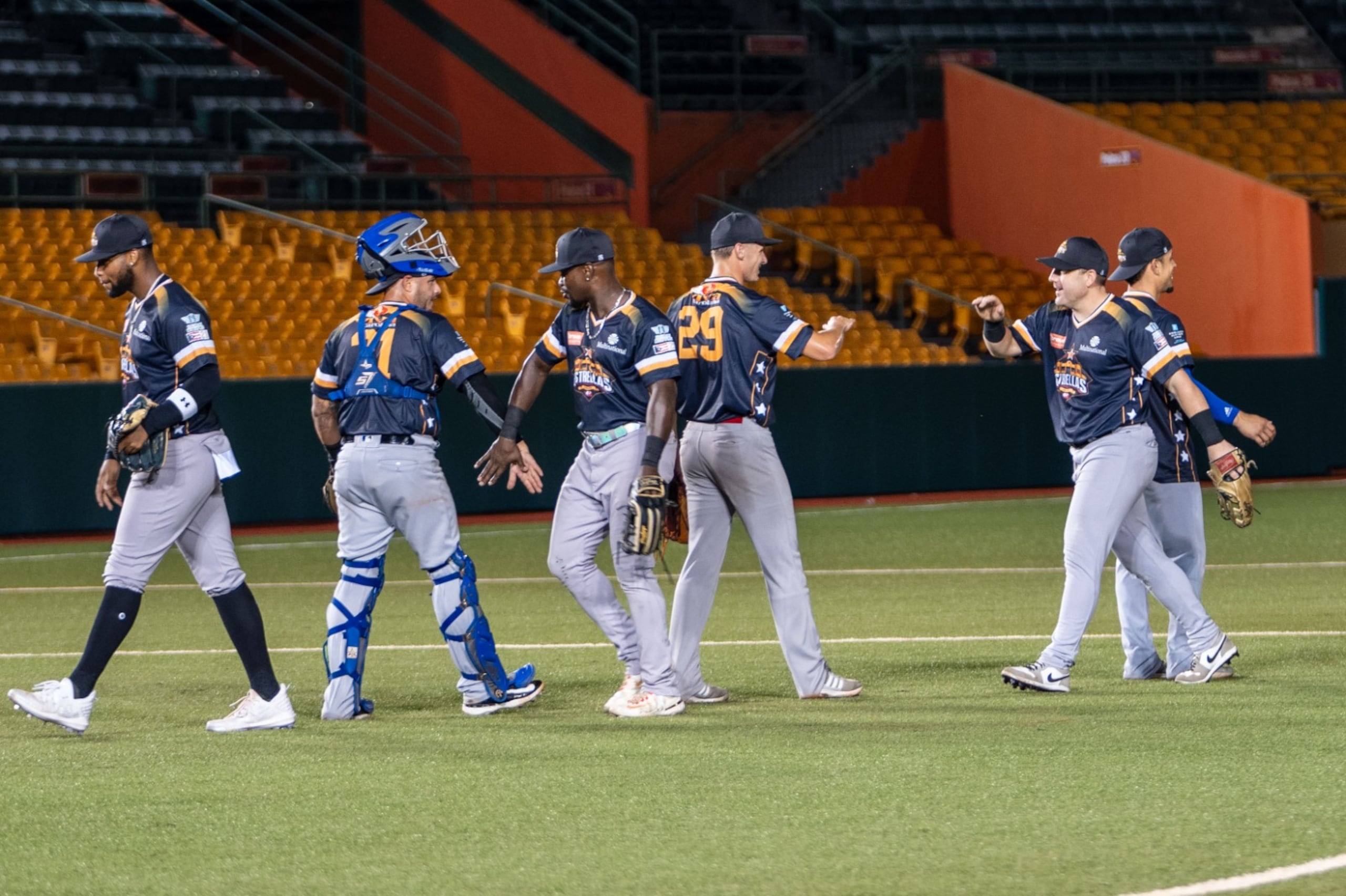 Los Importados celebran la victoria sobre los Nativos en el Estadio Roberto Clemente Walker. Anthony Vilar fue escogido Jugador Más Valioso.