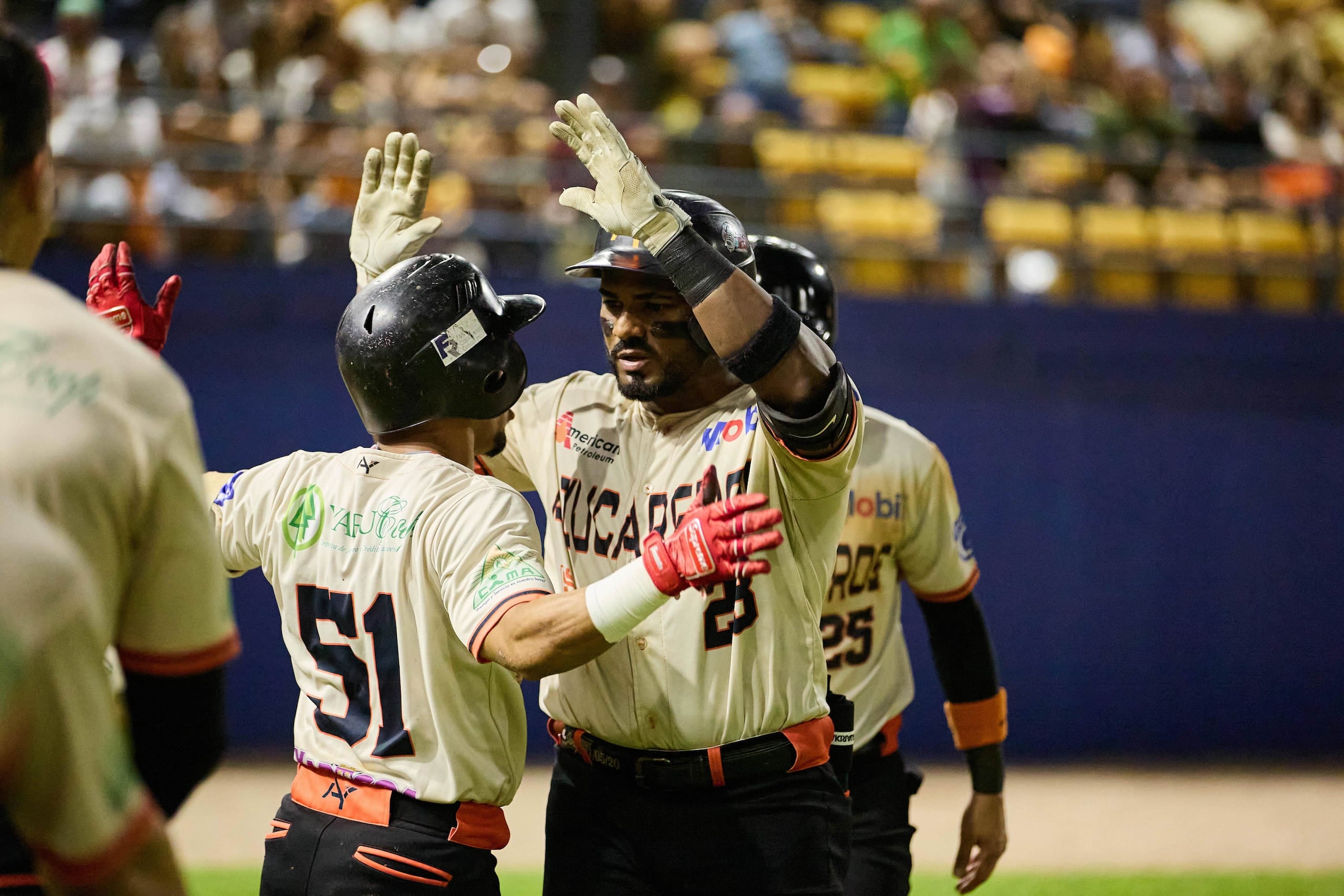 Nelson Jorge celebra luego de conectar un jonrón en el partido.