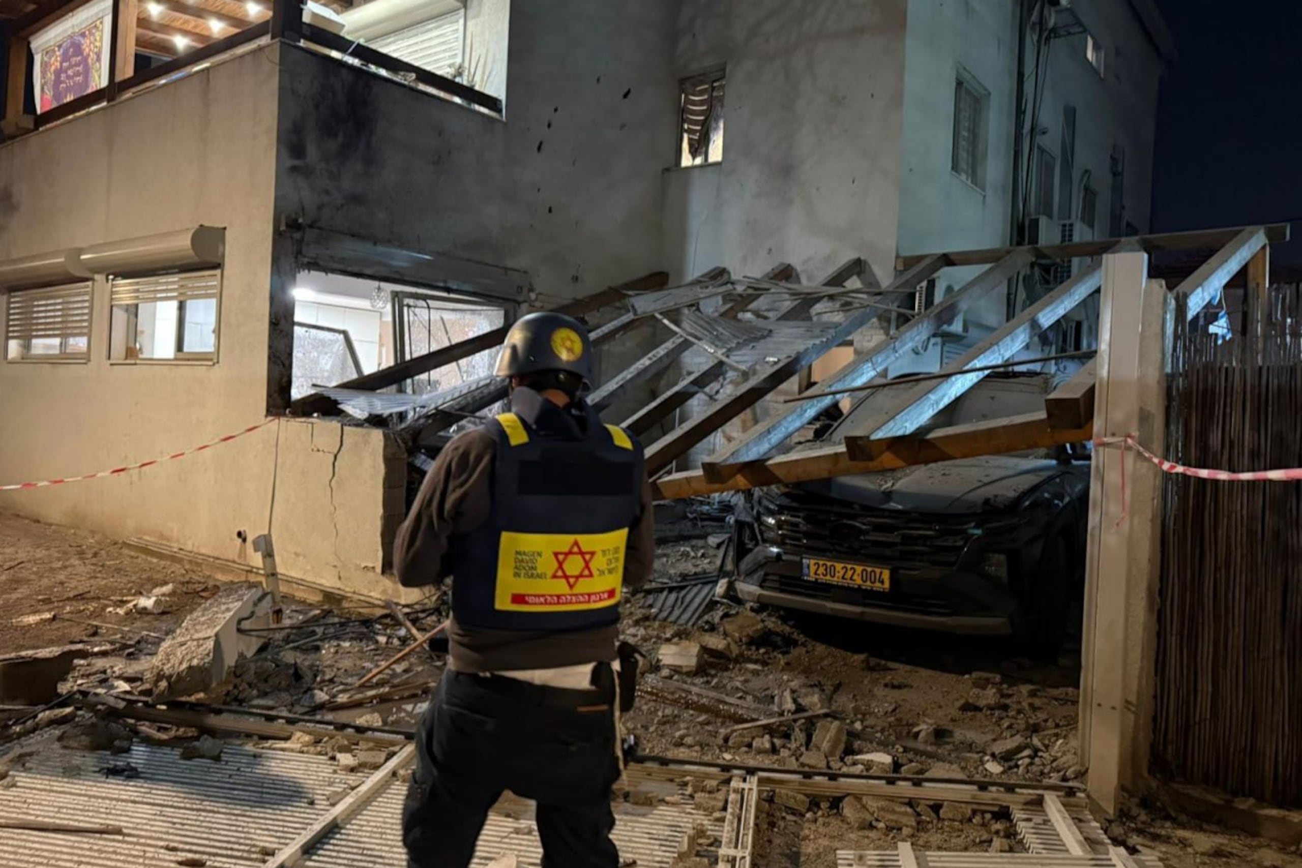 Los cadáveres fueron encontrados entre los escombros de un edificio que presentaba graves daños por el impacto de misiles.