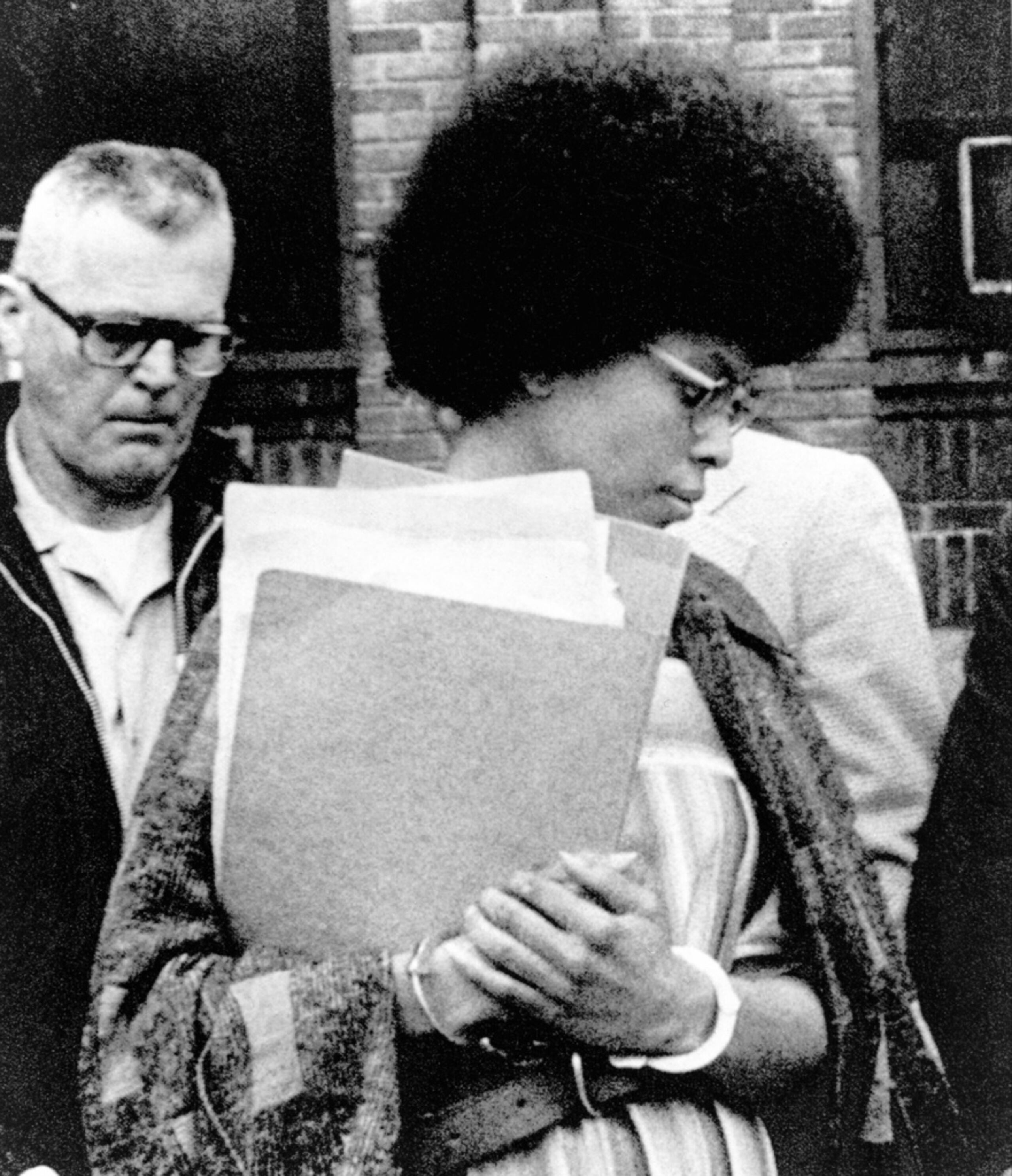 Joanne Chesimard, miembro del Partido Pantera Negra y del Ejército de Liberación Negra, sale del tribunal del condado de Middlesex, en New Brunswick, Nueva Jersey, el 25 de abril de 1977.