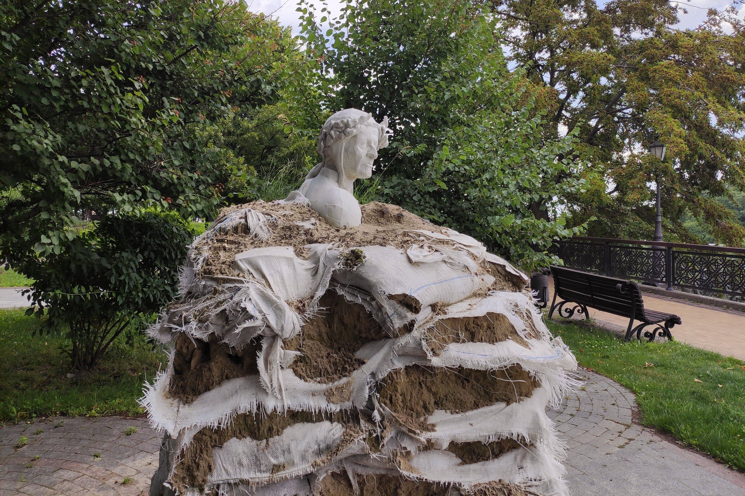 Detalle de la plaza Rynok en Leópolis (Ucrania), donde un dron destruyó por completo el Museo Romano Shujevich y un misil alcanzó un edificio en la zona de amortiguamiento del sitio declarado Patrimonio de la Humanidad por la Unesco, y donde múltiples catedrales y monumentos se ocultan tras estructuras de protección. (EFE/Rostyslav Averchuk)