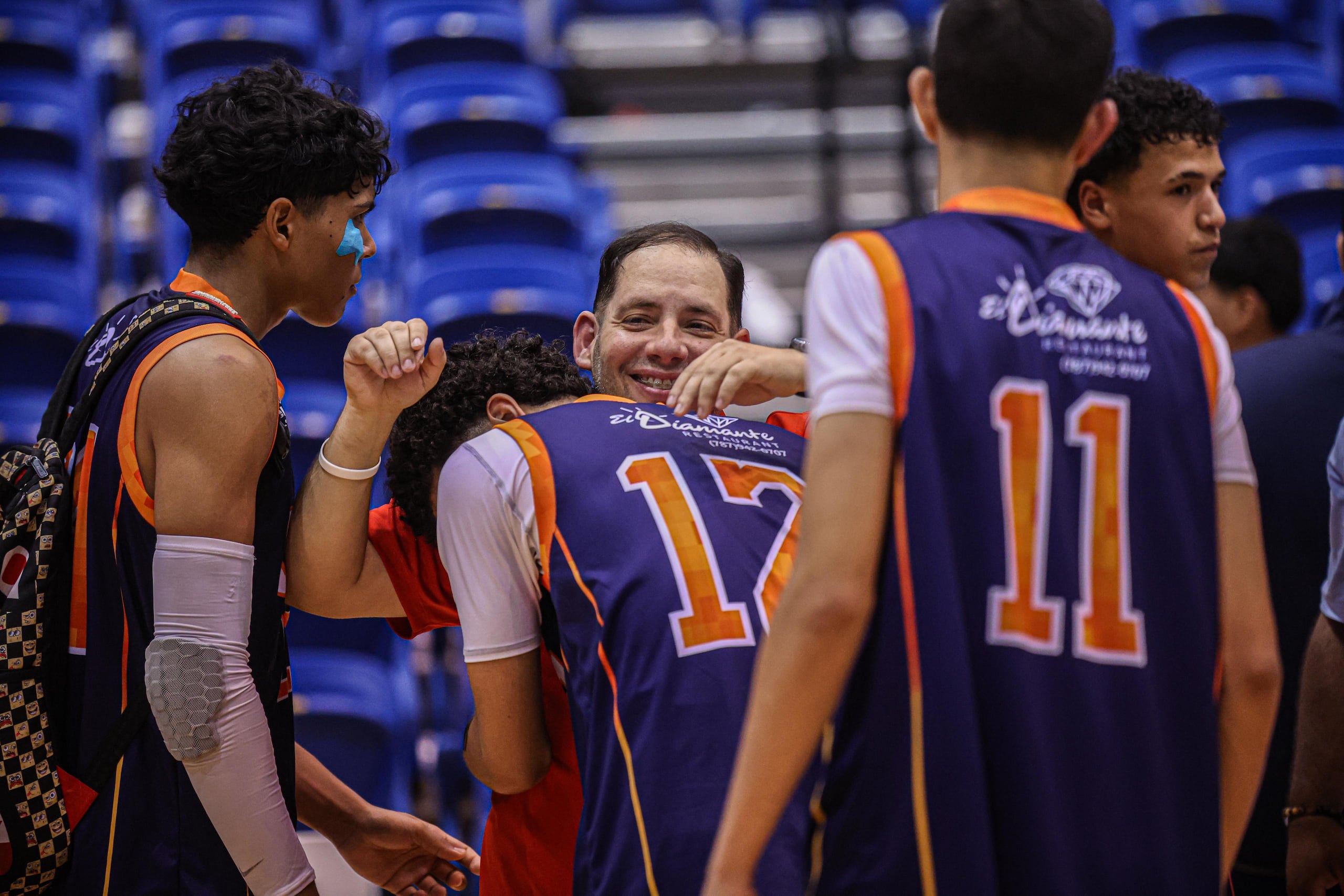 El asistente de Caguas Private School, Leo Arill, perdió a su padre, Sammy Arill, y el equipo le dedica la temporada a su progenitor.