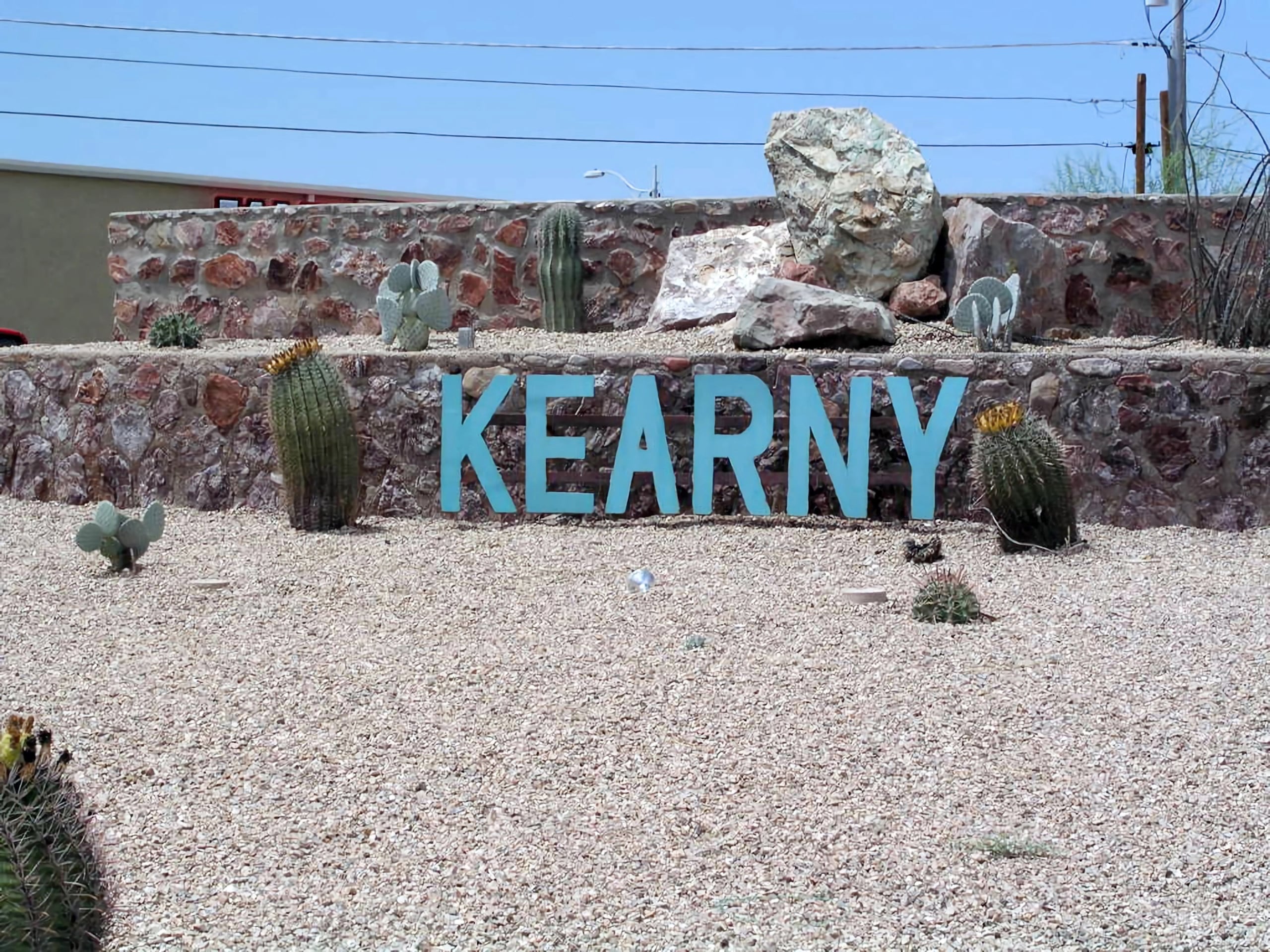 Fotografía cedida por la Alcaldía de Kearny que muestra el letrero de bienvenida del pueblo de Kearny, ubicado en el condado de Pinal de Arizona. EFE/Alcaldía de Kearny /SOLO USO EDITORIAL /NO VENTAS /SOLO DISPONIBLE PARA ILUSTRAR LA NOTICIA QUE ACOMPAÑA /CRÉDITO OBLIGATORIO