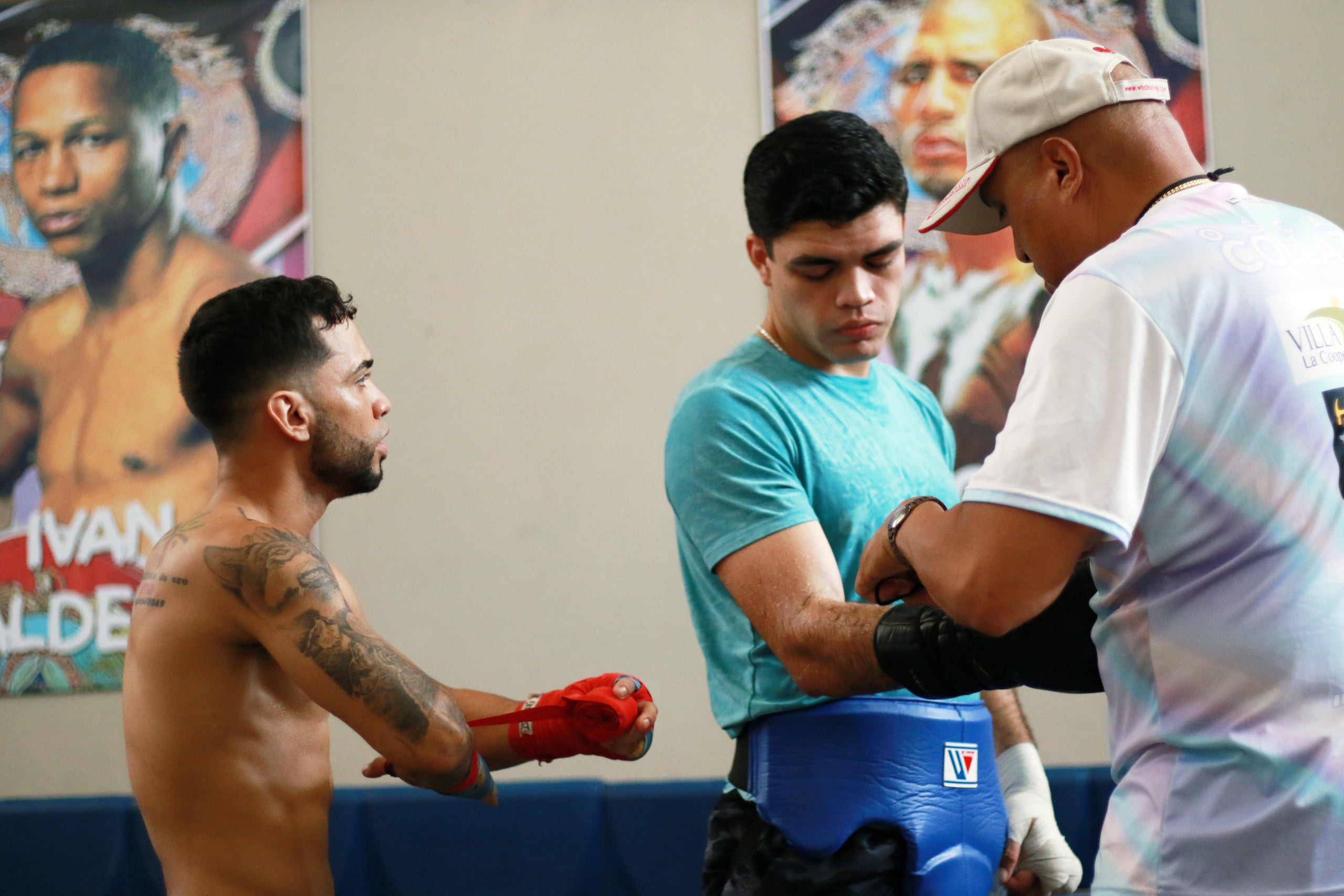 Yair Gallardo (al centro) entrena bajo la tutela de Juan de León (derecha).