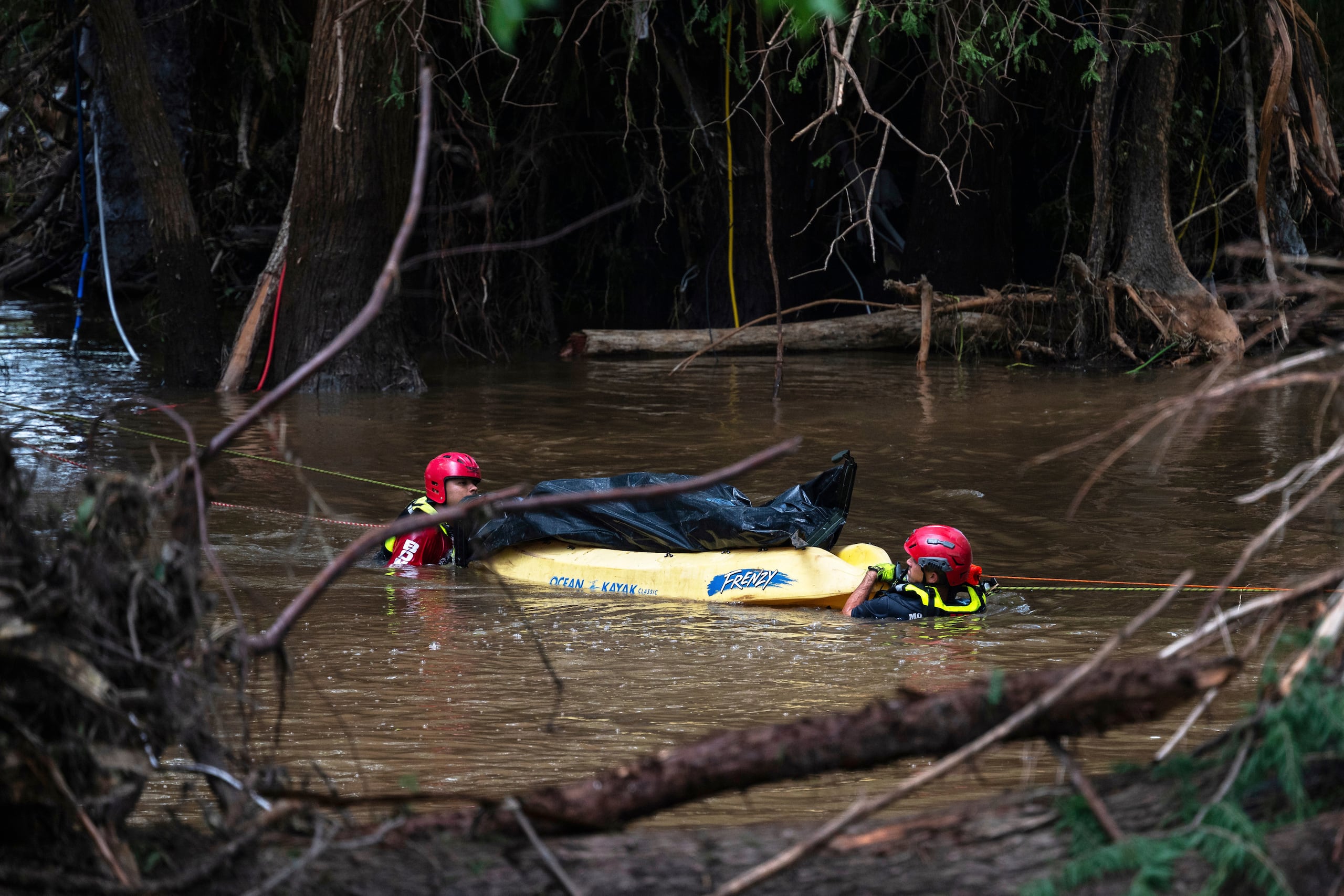 Bomberos de Ciudad Acuña, México, transportan un cuerpo que recuperaron en el río Guadalupe, el lunes 7 de julio de 2025, en Ingram, Texas, días después de que una inundación repentina arrasó con la zona. (AP Foto/Eli Hartman)