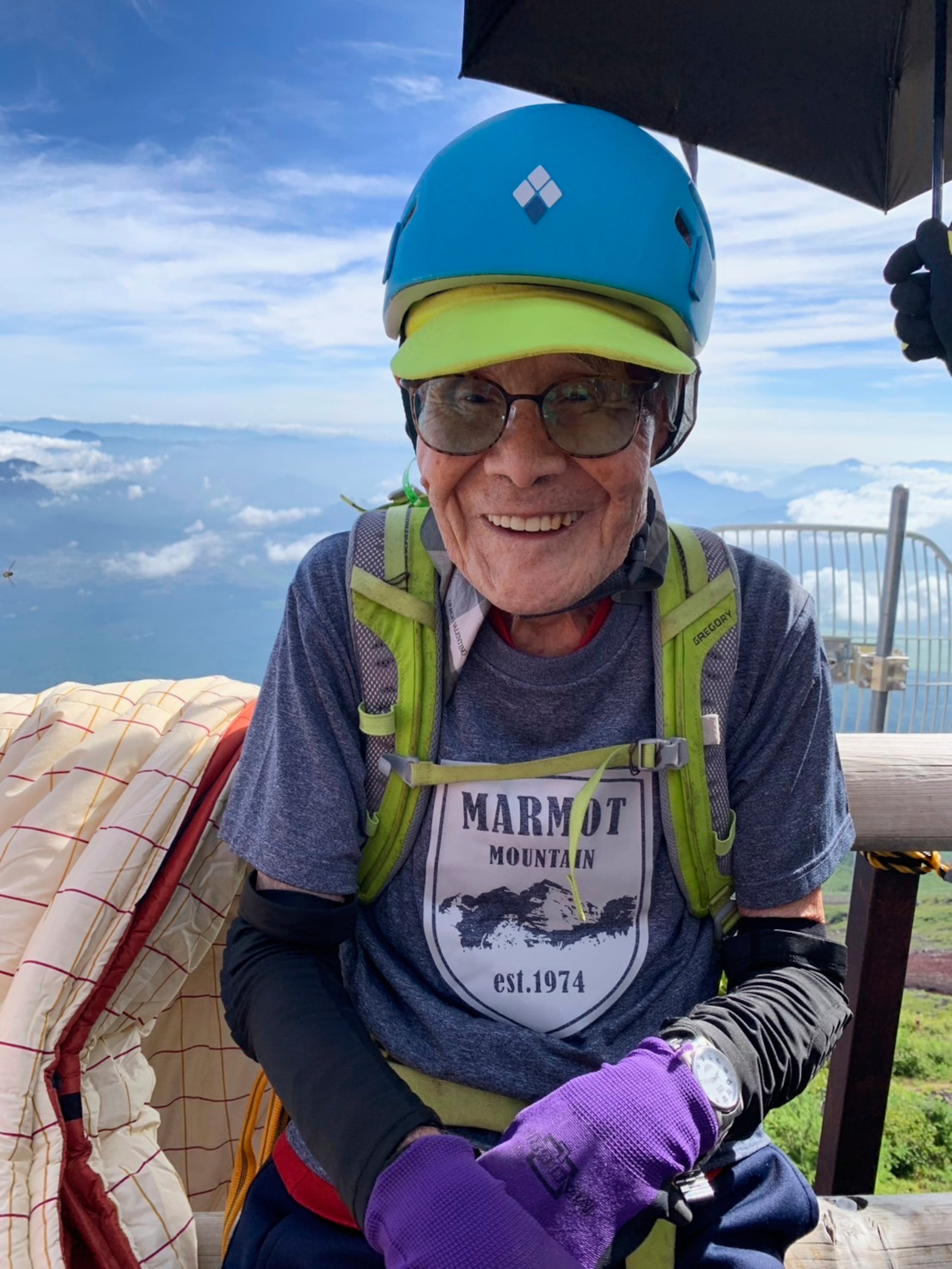 Esta foto, proporcionada por Motoe Hoshino, muestra a su padre, Kokichi Akuzawa, mientras escalaban el monte Fuji, al oeste de Tokio, el 5 de agosto de 2025.