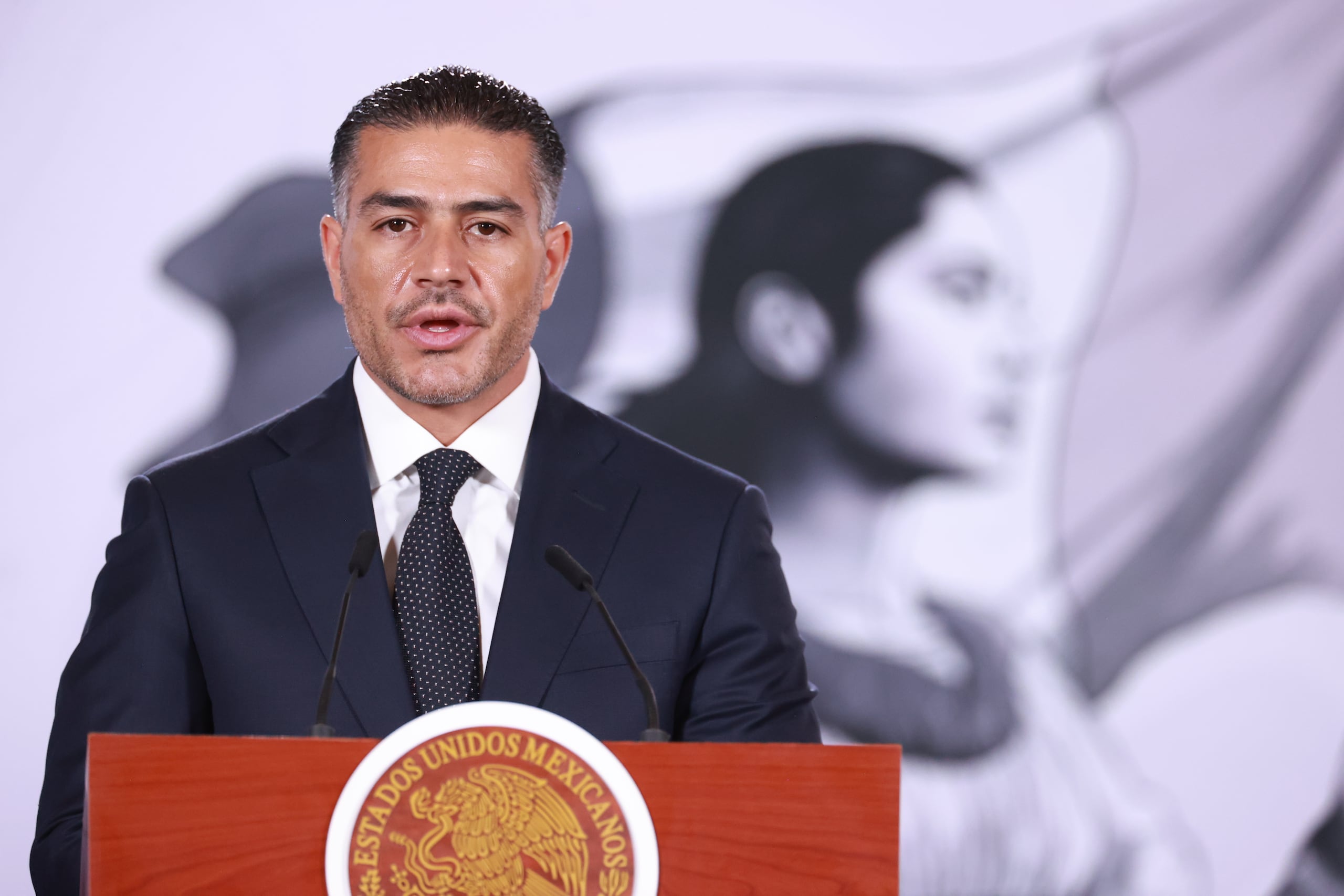 El secretario de Seguridad y Protección Ciudadana, Omar García Harfuch, hablando durante una rueda de prensa en Palacio Nacional de la Ciudad de México. (EFE/Mario Guzmán)