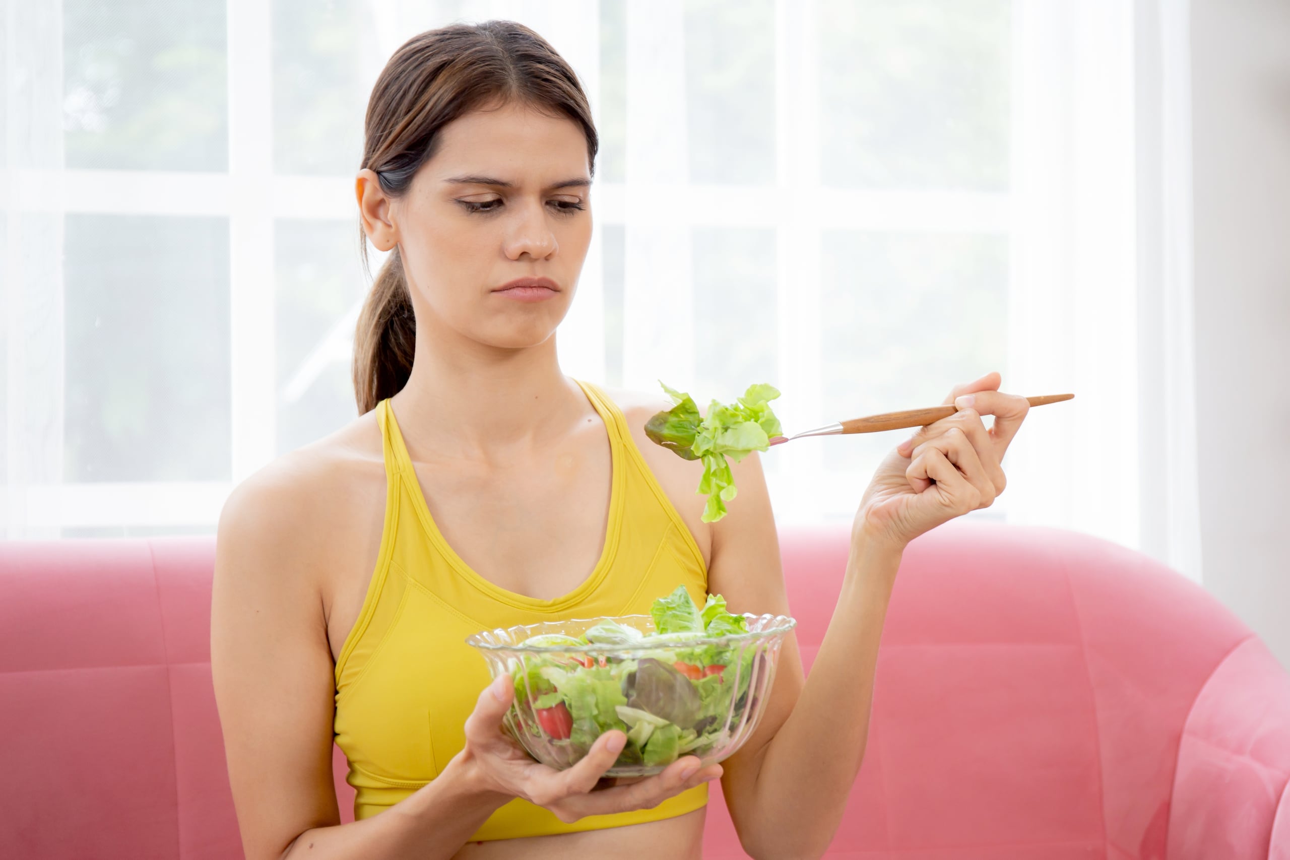 Un error común es confundir comer saludable con restringir alimentos para bajar de peso y hacer cambios drásticos en la alimentación, pero solo con sustituir aquellos que no son sanos encontrarás una variedad de opciones que no implicarán privarte de comer.