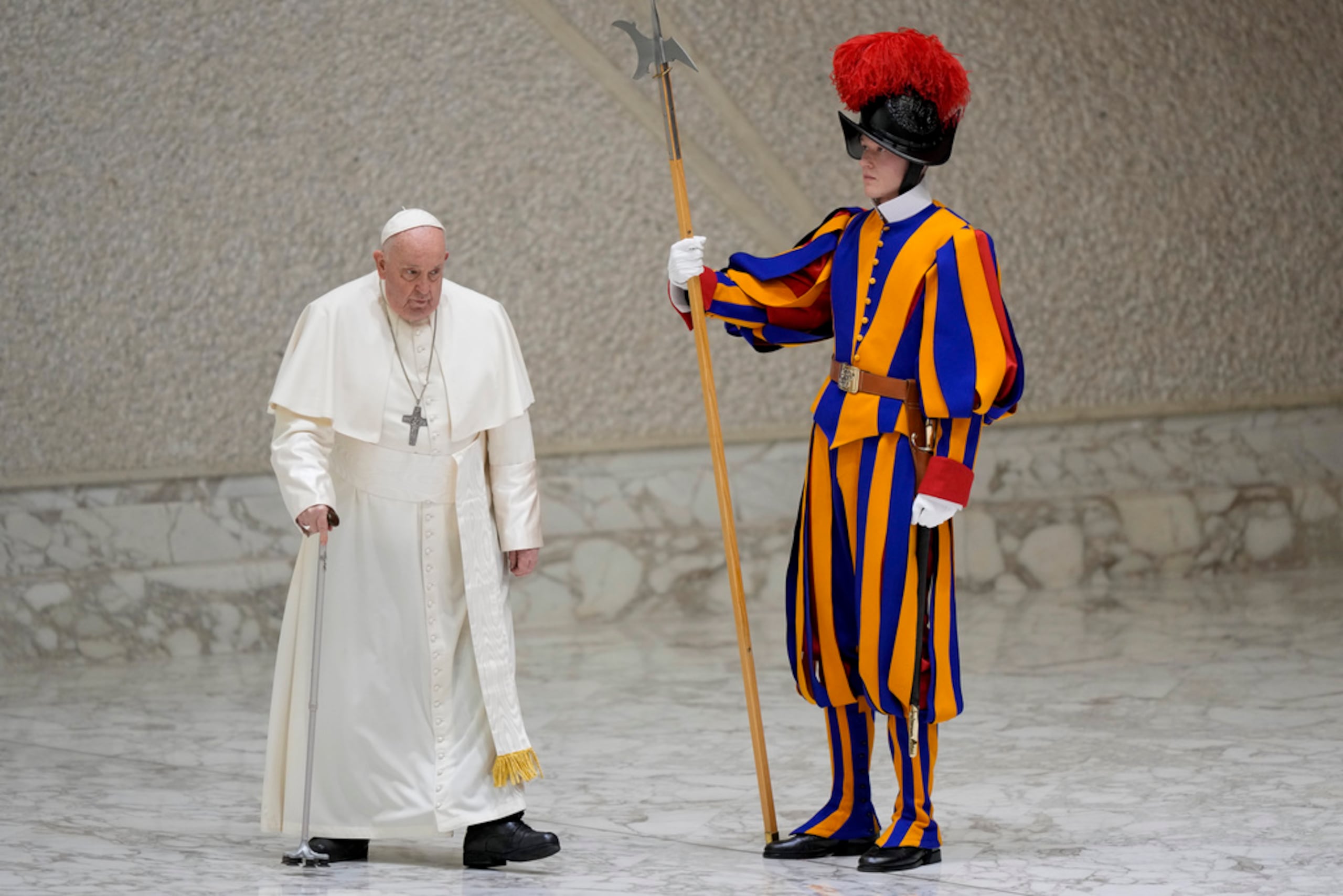 El papa Francisco en su llegada a su audiencia general semanal en el salón Papa Pablo VI en el Vaticano, el 10 de enero de 2024.