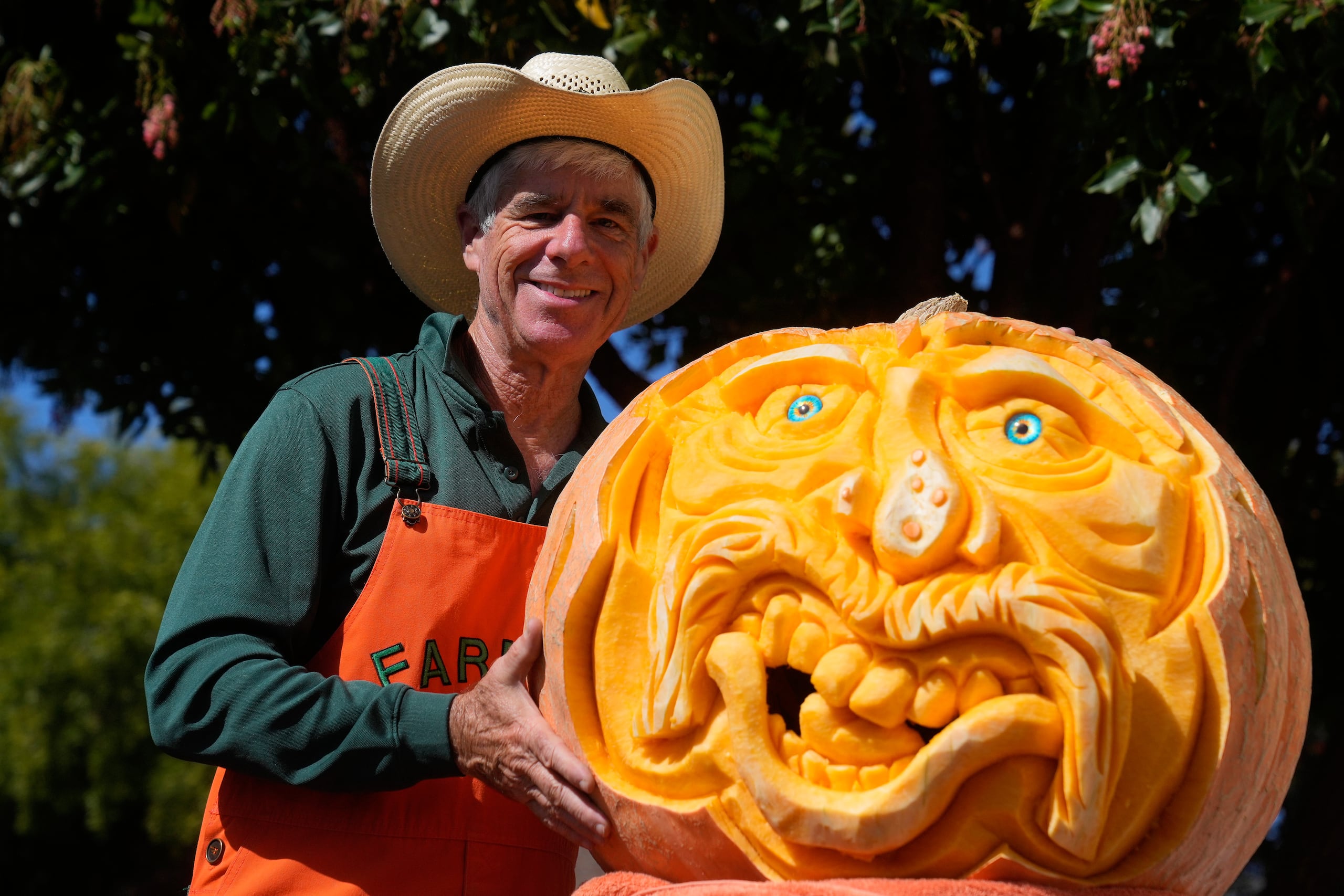 "Farmer Mike" encuentra inspiración en todas partes, especialmente en los rasgos de las personas para luego taller sus calabazas.