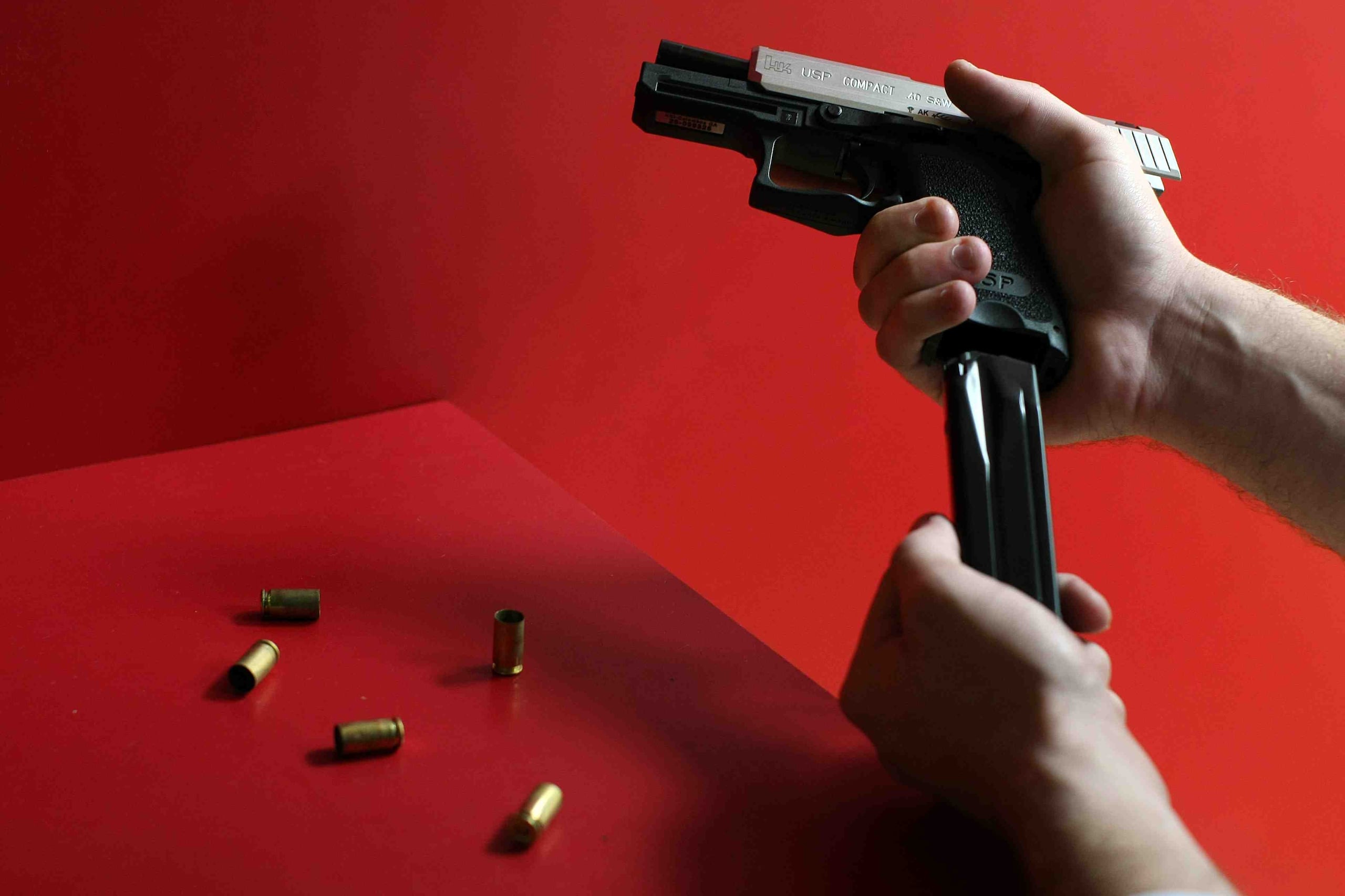 El hombre estaba limpiando el arma de fuego cuando ocurrió el accidente. (GFR Media)
